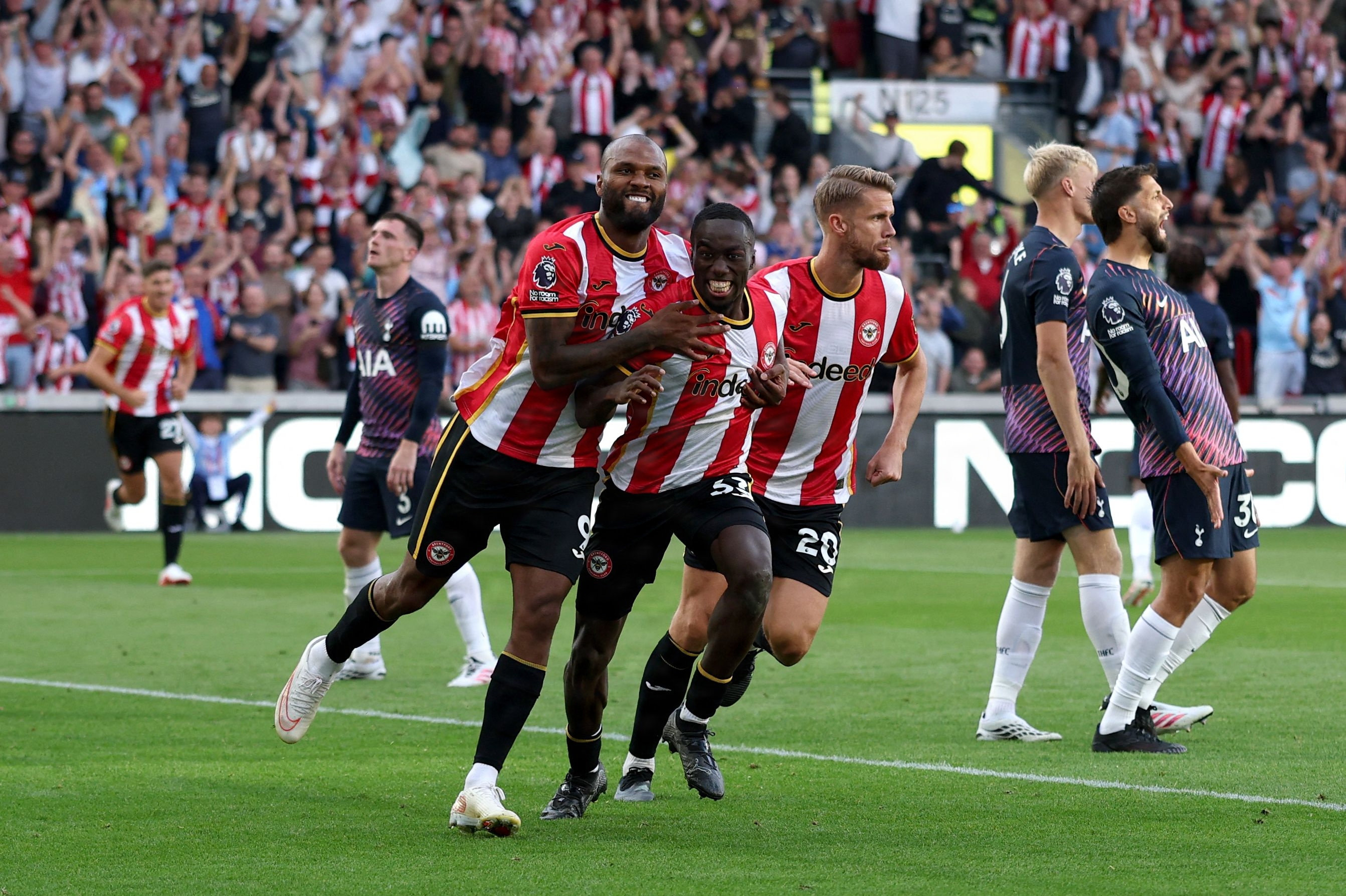 Michael Kayode (i midten) jubler over sin scoring til 3-0 mod Tottenham, hvis spillere i baggrunden ser modløse ud.