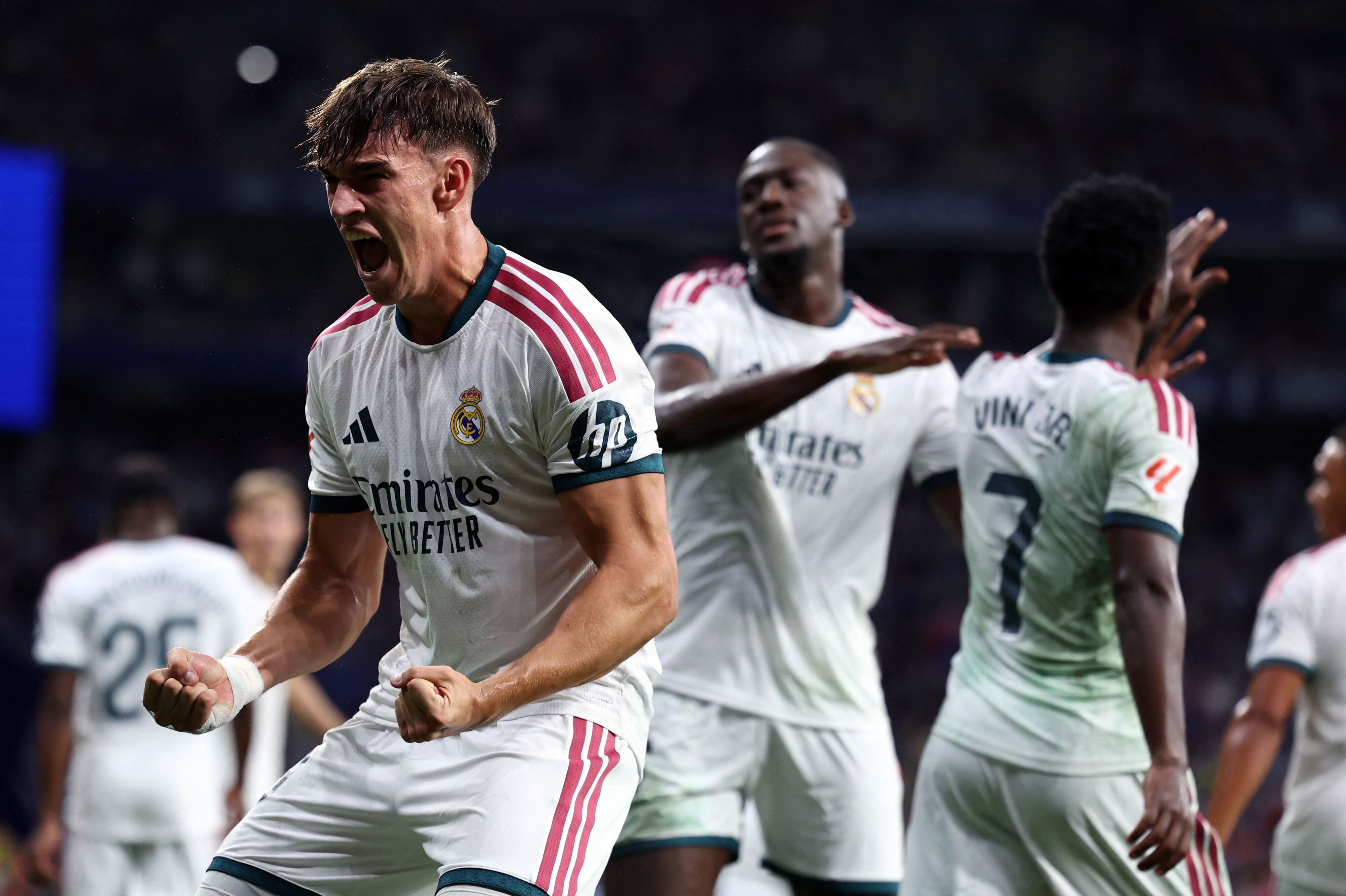 Real Madrids Carlos Espi jubler, efter at han i tillægstiden skaffer Real Madrid sejren.