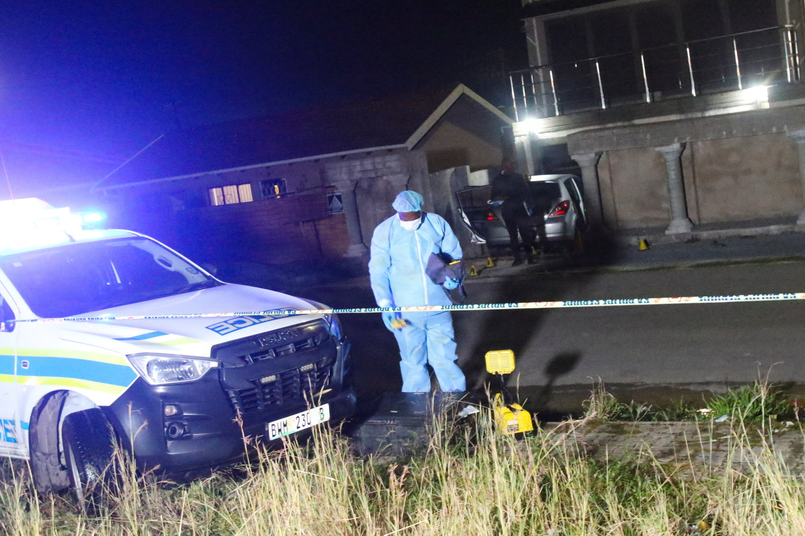 Retsmedicinere ses fredag parkeret uden for et hjem tilhørende bokseren Zolani Tete efter en dødelig skudepisode i Mdantsane i Eastern Cape-provinsen i Sydafrika. (Arkivfoto).