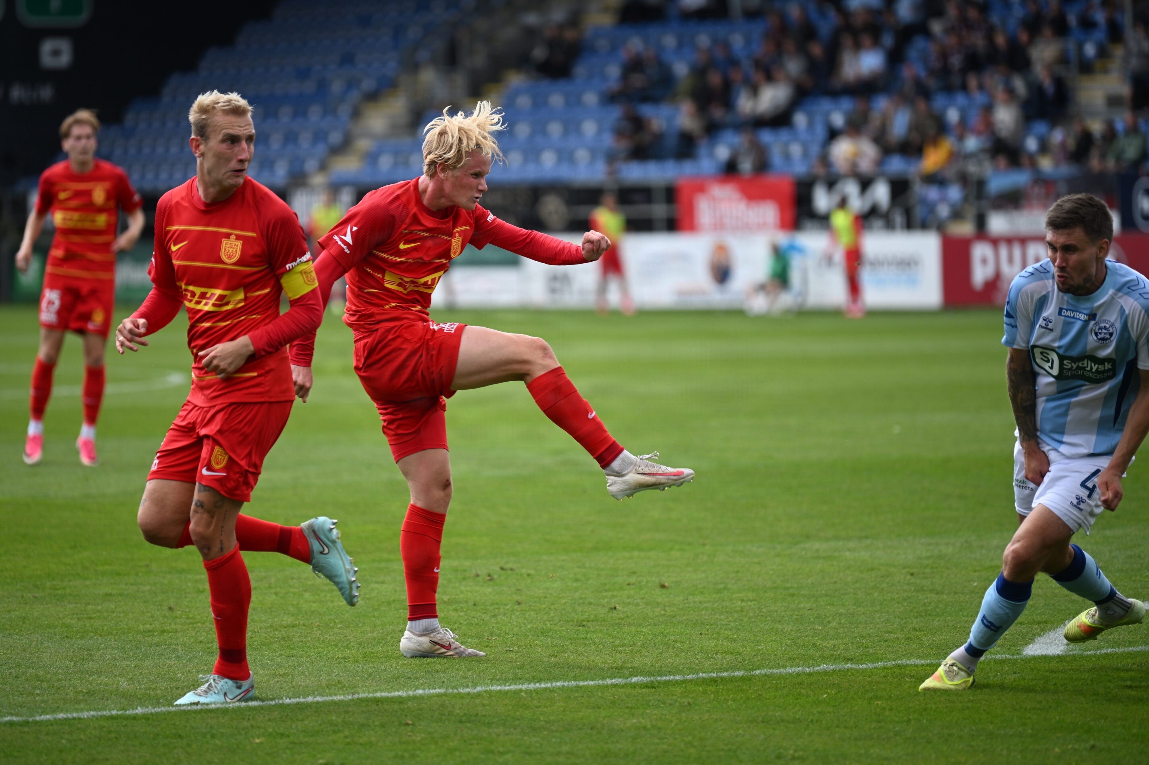 Markus Walker helflugter til kuglen og brager FCN i front mod Sønderjyske.