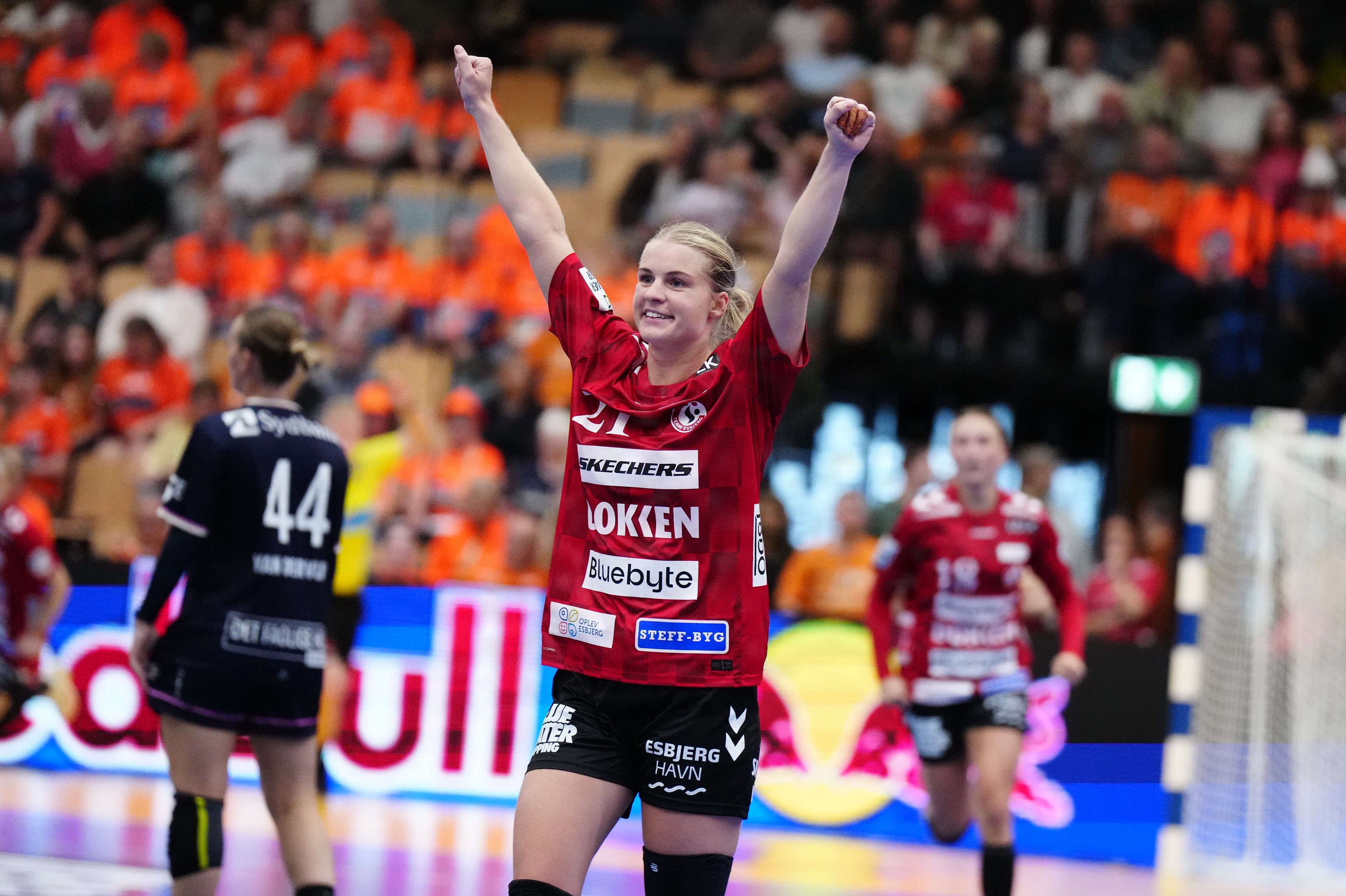 Helena Kindberg og resten af Team Esbjerg uddelte øretæver til konkurrenten Odense Håndbold i kvindernes Super Cup.