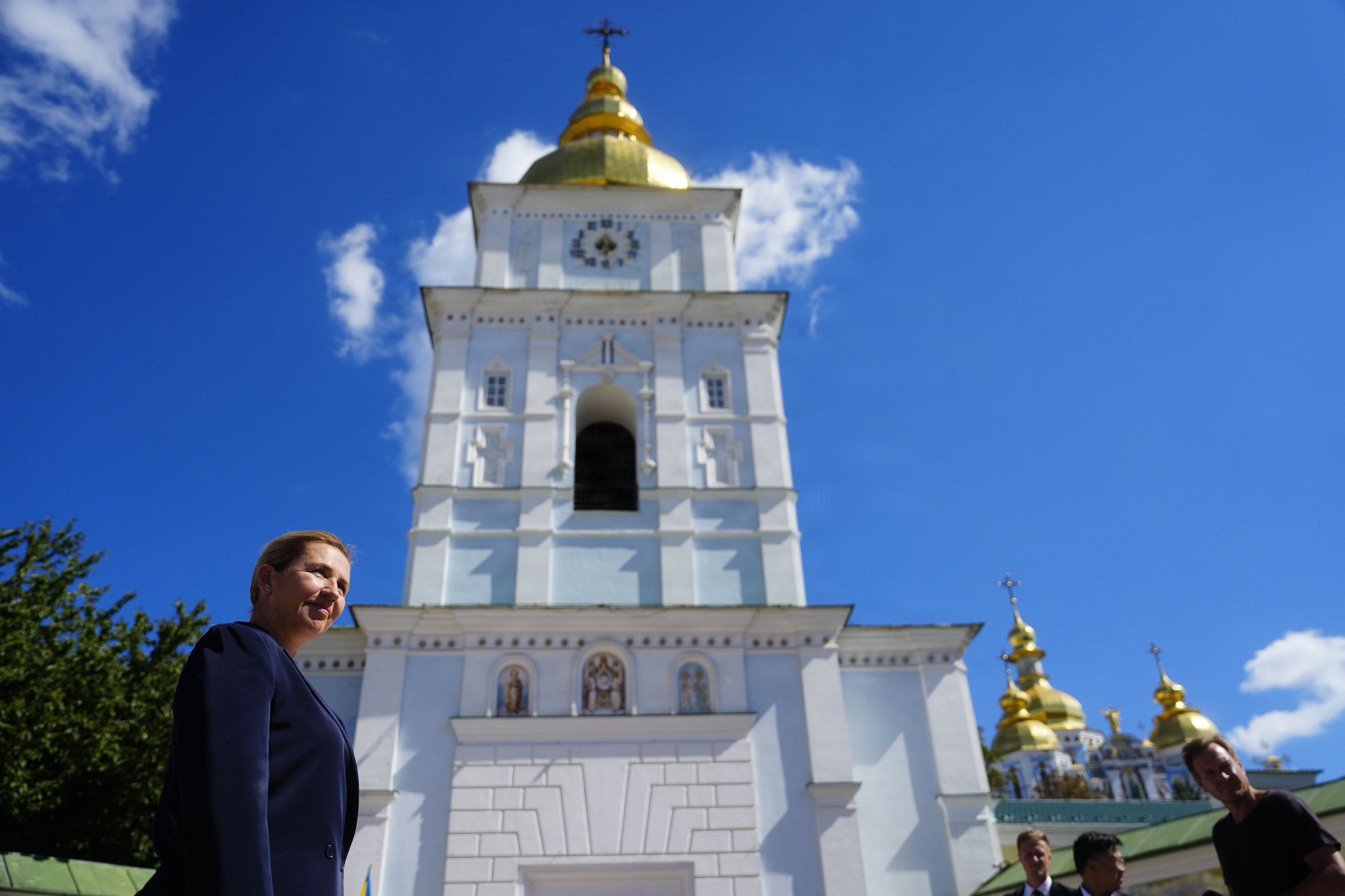 Statsminister Mette Frederiksen er søndag i Ukraine for at fejre landets flagdag.