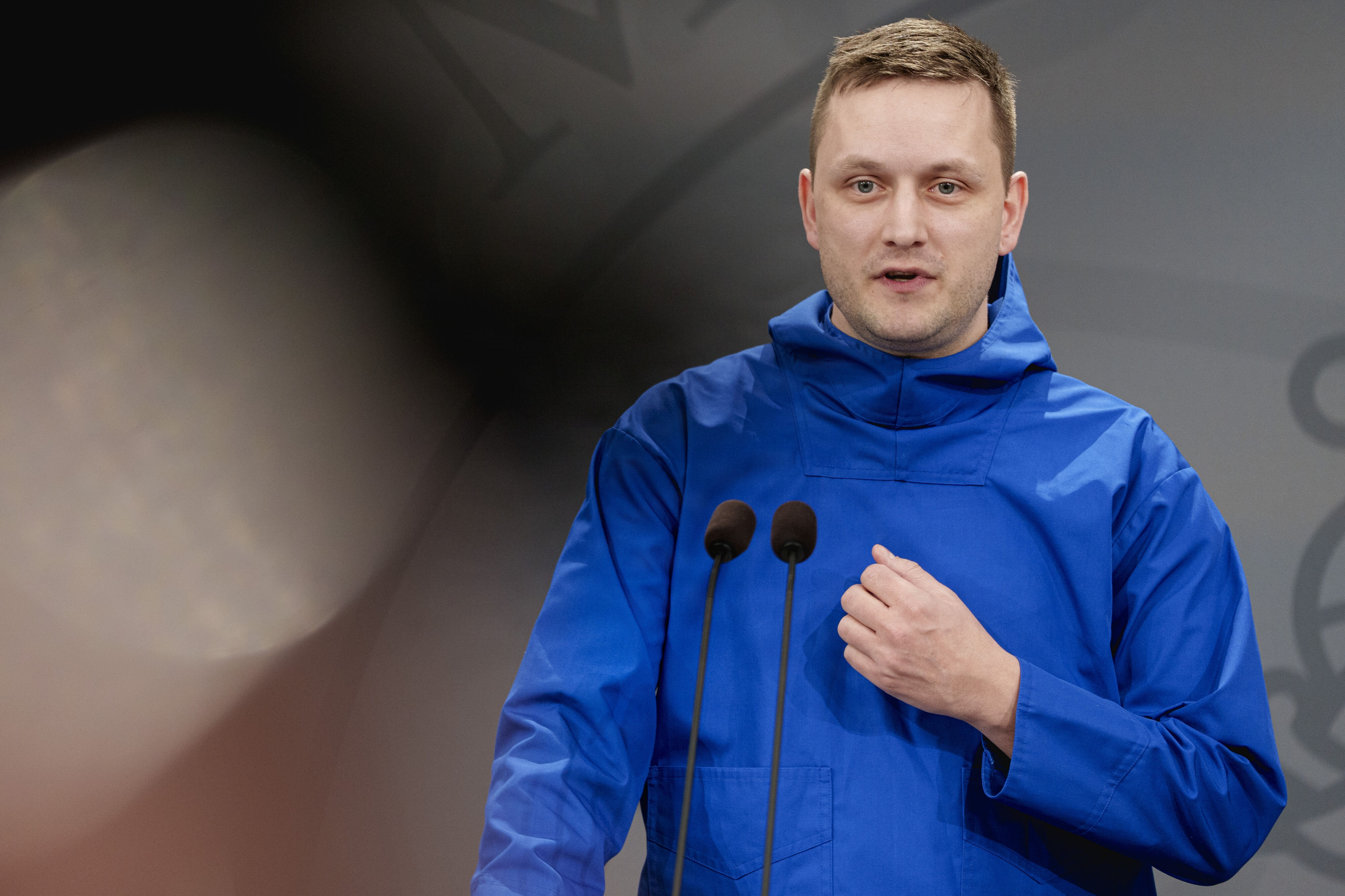 Den grønlandske regeringsleder, Jens-Frederik Nielsen, siger i et interview med DR, at han ikke er tilfredshed med, at man fra dansk side ikke har underskrevet en kontrakt med leverandør af arktiske skibe.