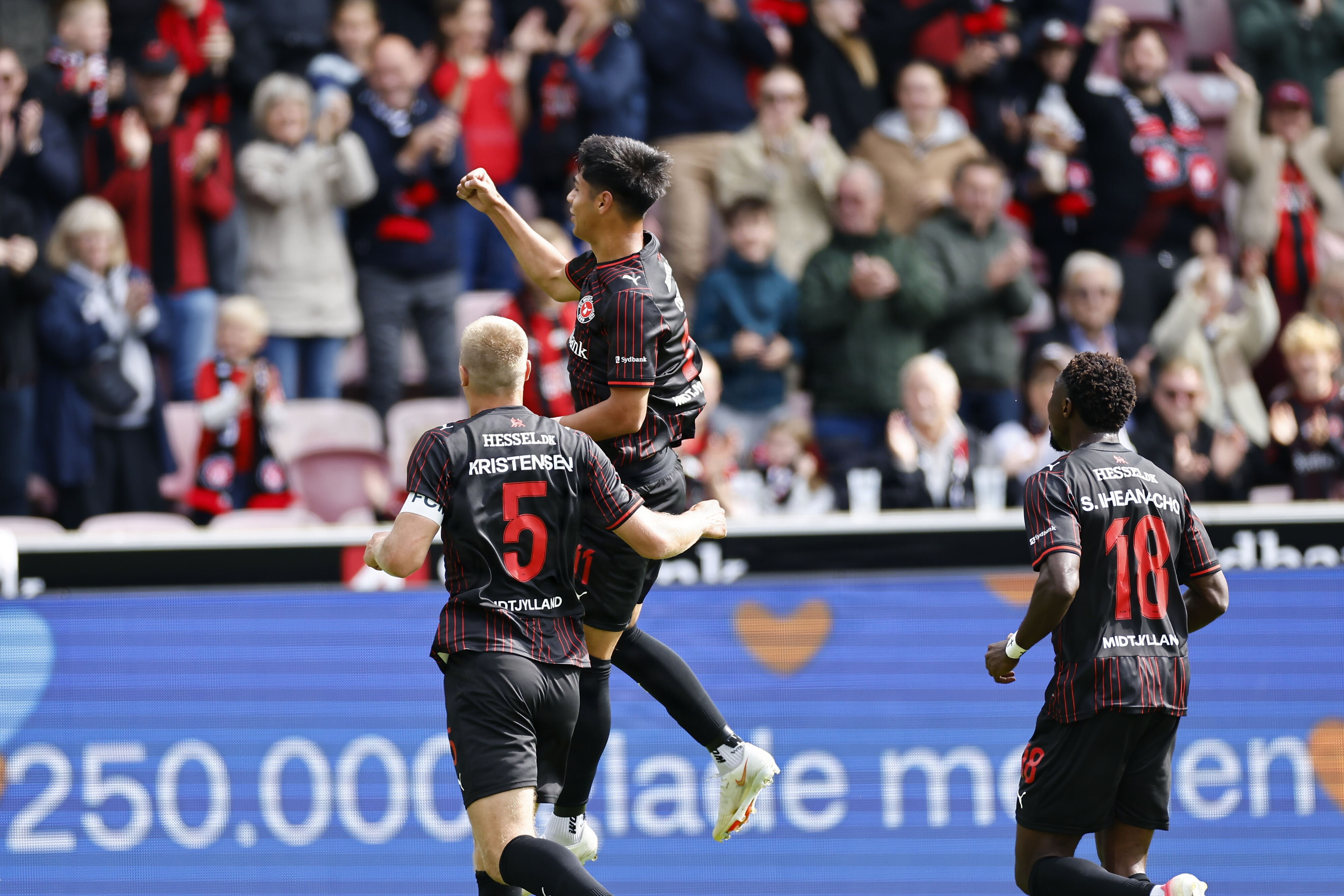 Dario Osorio jubler, efter at han i første halvleg har flugtet FC Midtjylland i front.