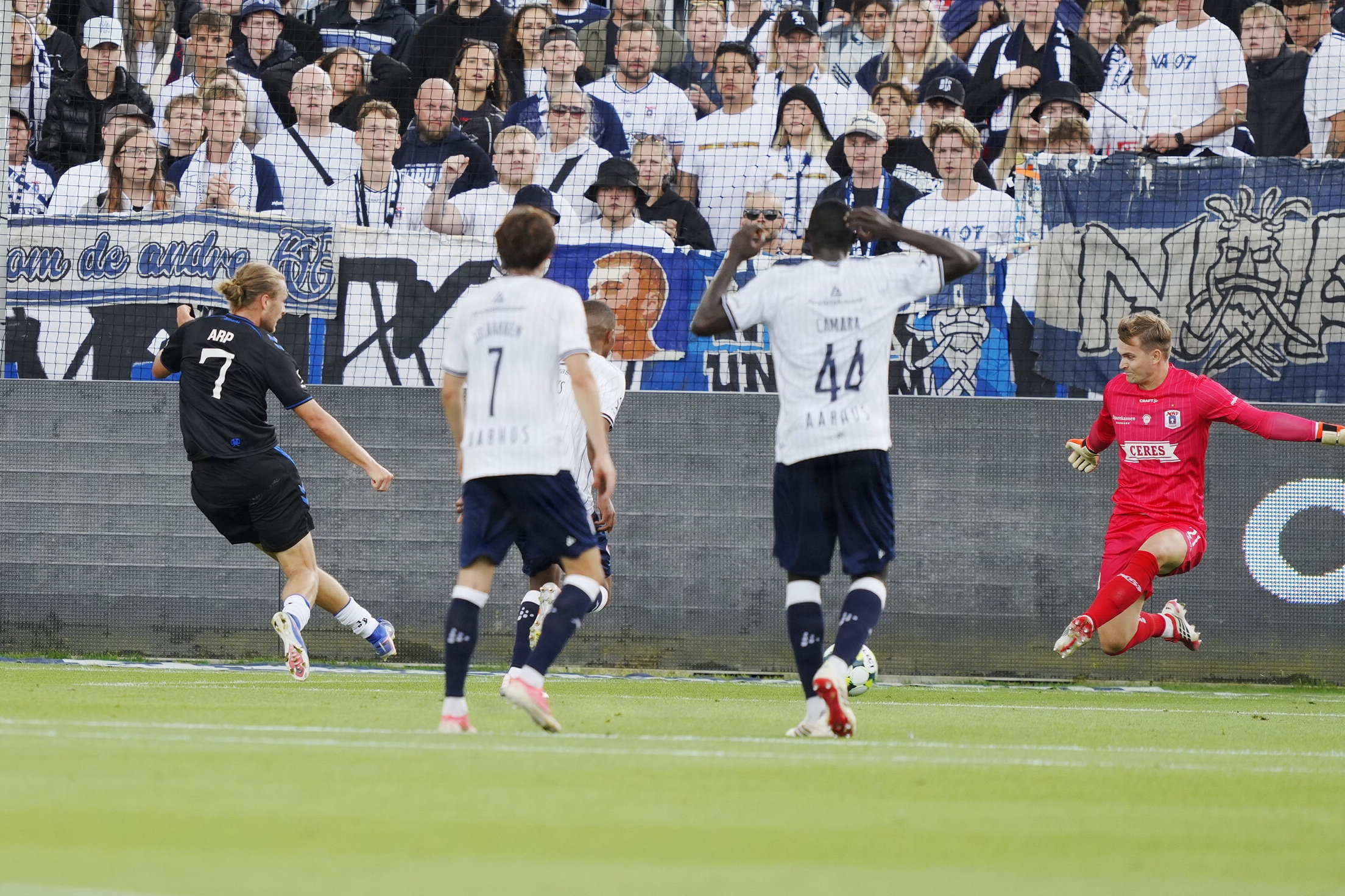 Jann-Fiete Arp udplacerer for anden gang AGF-keeper Mads Hedenstad og bringer OB i front med 2-1.