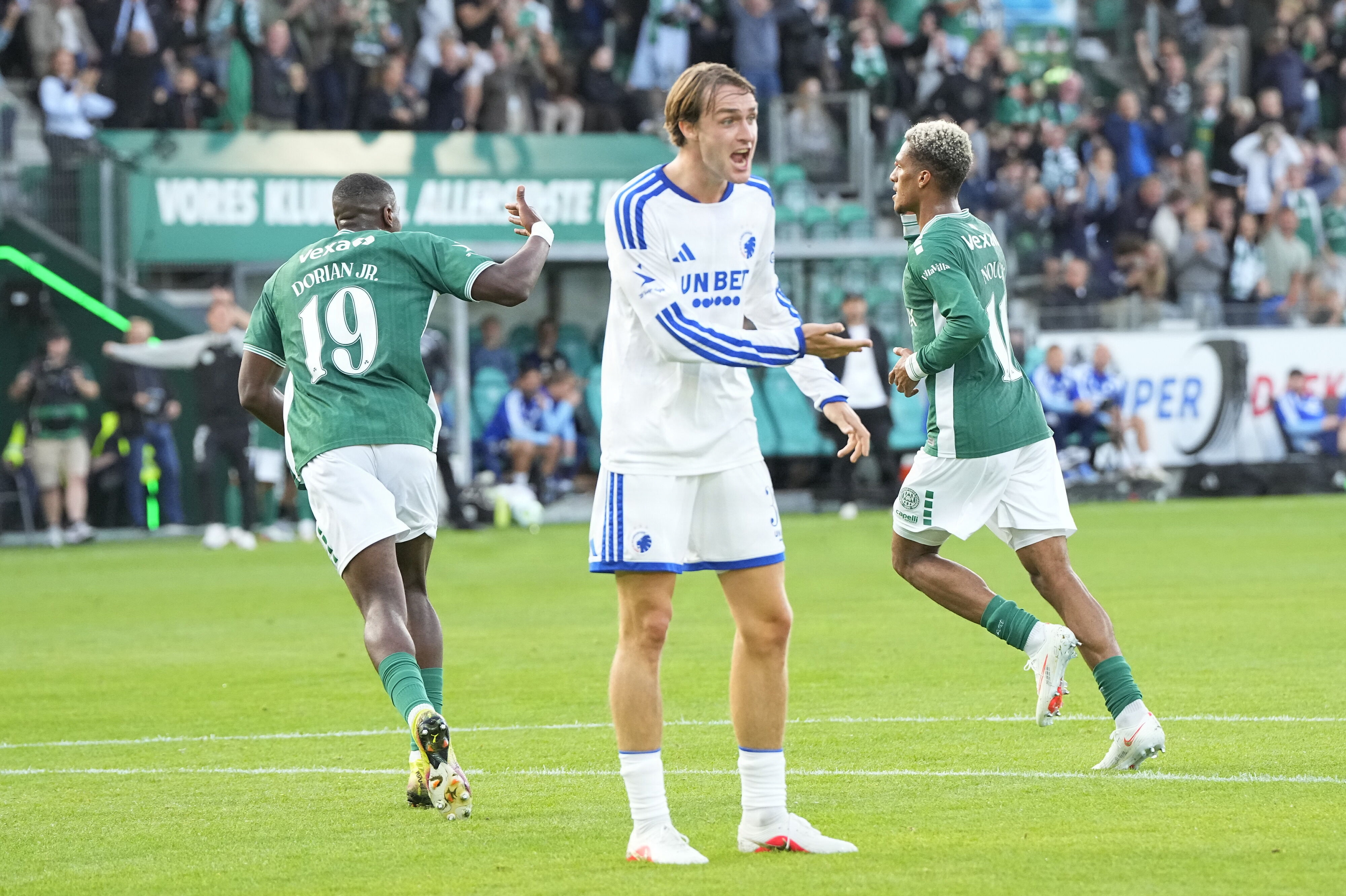 Viborg jubler, mens FCK-spillerne er frustrerede. Det var et meget godt billede på søndagens møde i domkirkebyen.