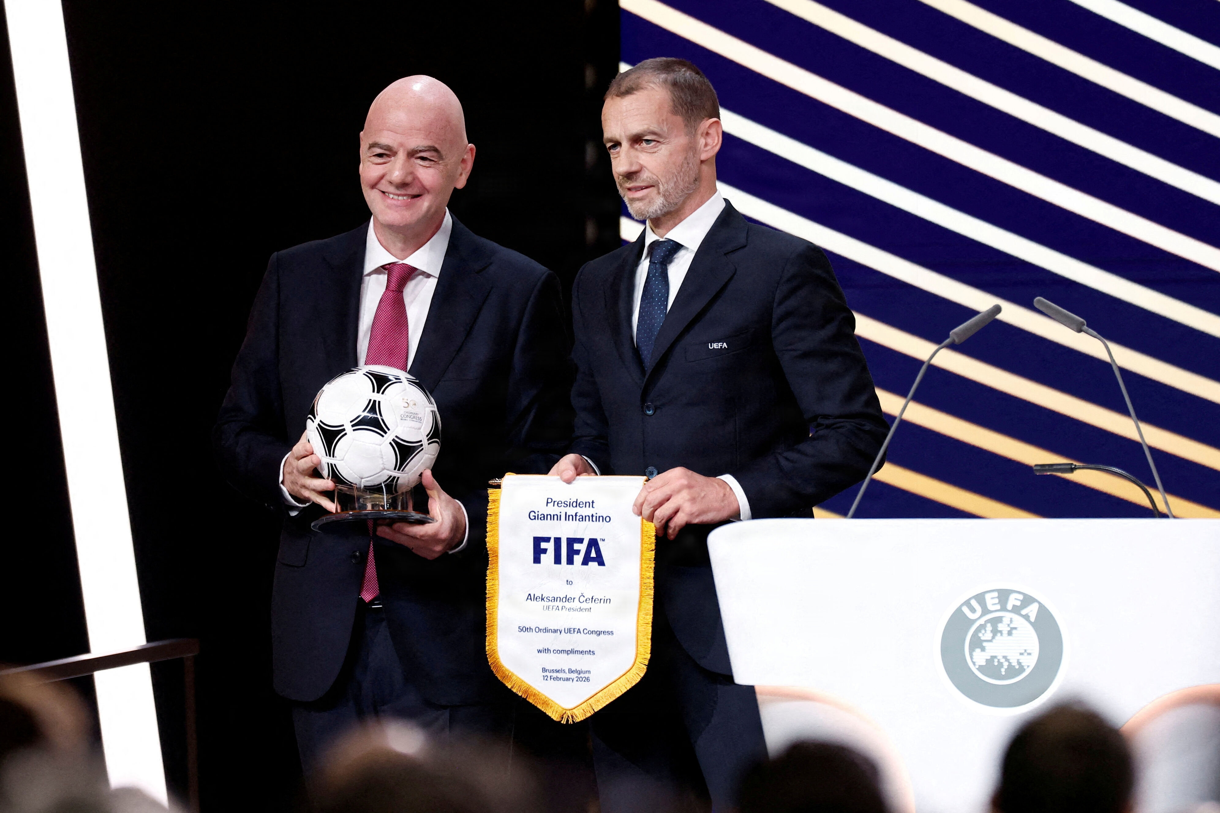Uefa-præsident Aleksander Ceferin (til højre) har ikke tænkt sig til at stille op mod Gianni Infantino (til venstre) ved det kommende præsidentvalg i Det Internationale Fodboldforbund (Fifa). (Arkivfoto).