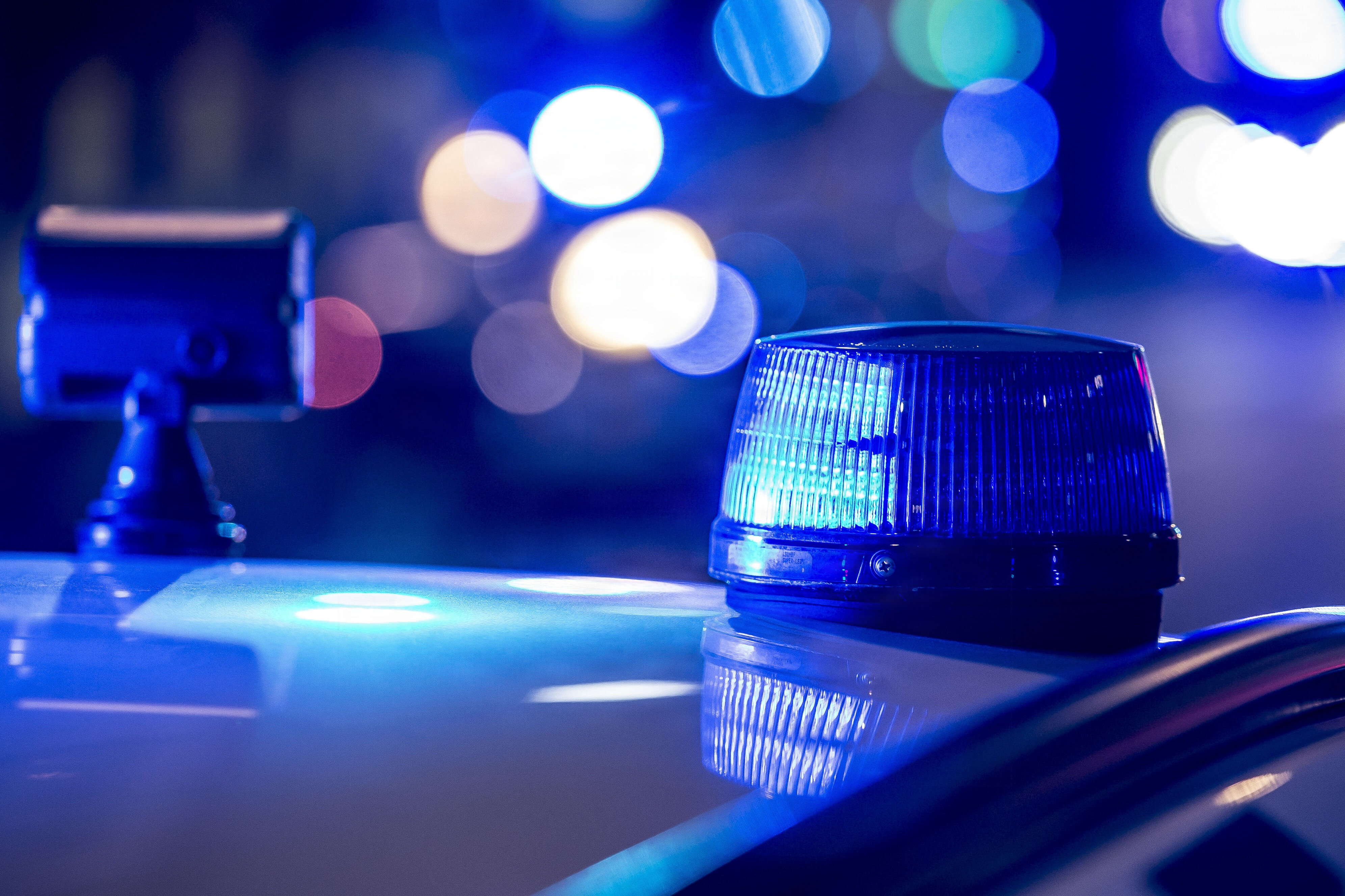 Efter at politiet havde fået en anmeldelse om en påvirket bilist på E45 klokken 01.33, blev anmelderen overfaldet af bilisten.