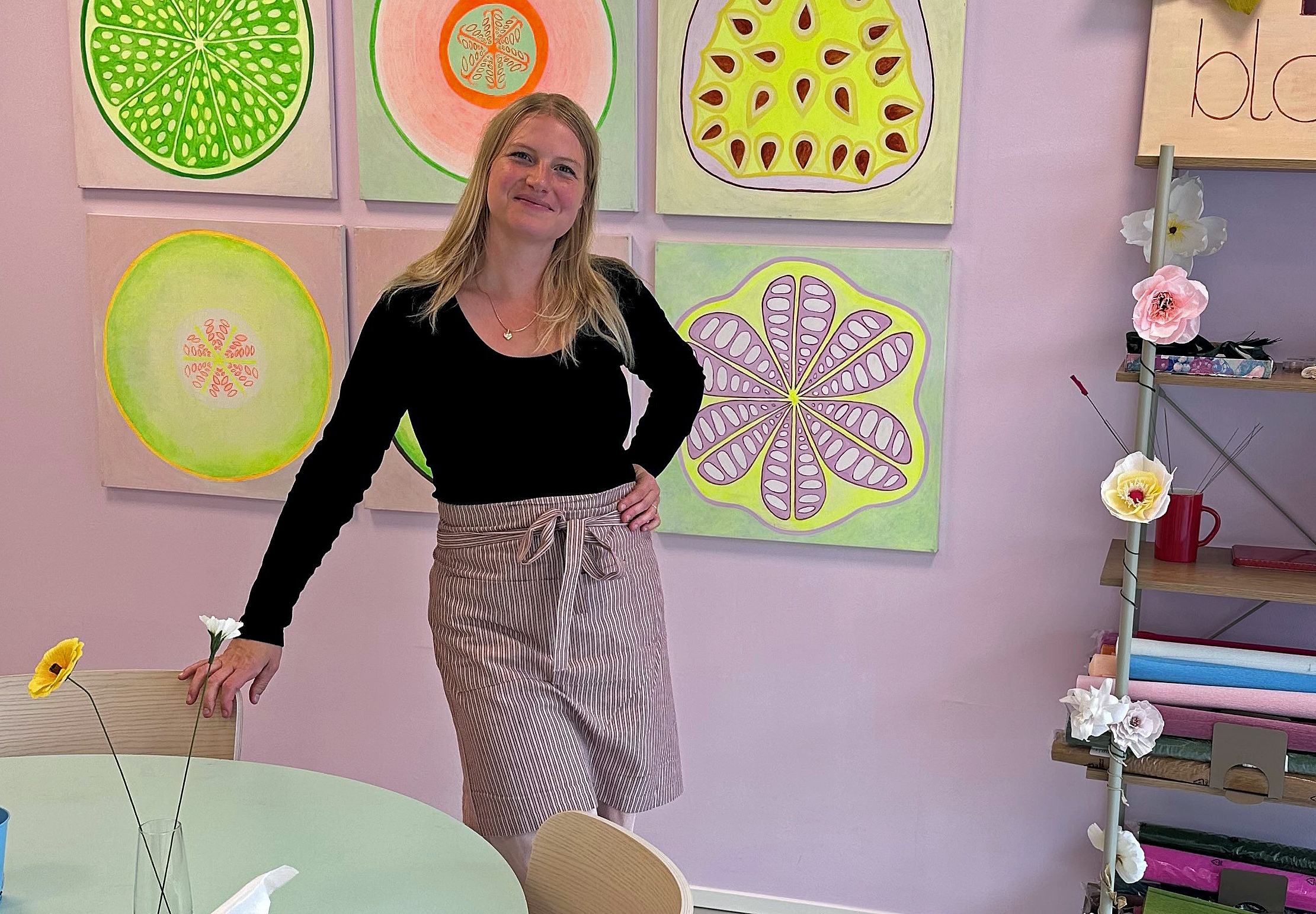 Lucie Krefeld får besøg af en influencer inden for genbrugshandel i sin café Kreabasen.