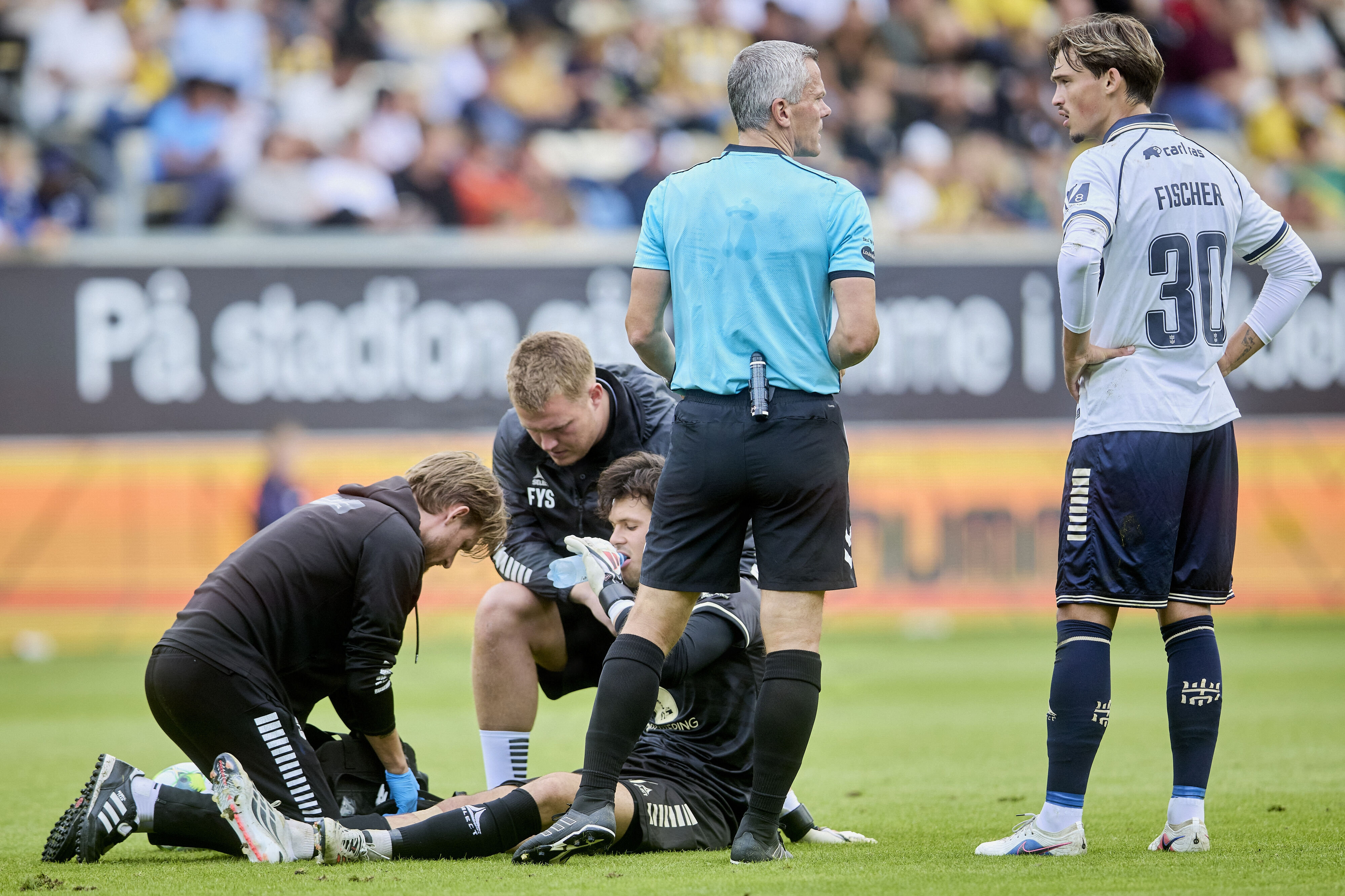 Dommer Michael Tykgaard gav gult for tacklingen, som Lyngby-målmand Diego Kochen modtog behandling for efterfølgende.