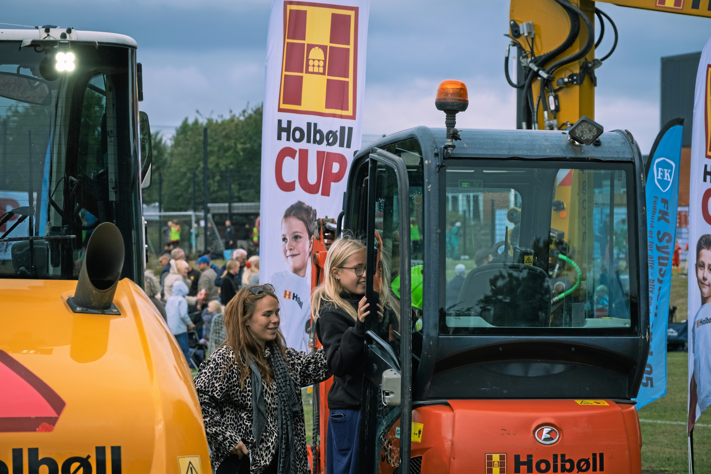 De besøgende ved Holbøll Cup fik mulighed for at sidde i nogle af Holbølls entreprenør-maskiner. - Anders Rostgaard De besøgende ved Holbøll Cup fik mulighed for at sidde i nogle af Holbølls entreprenør-maskiner.