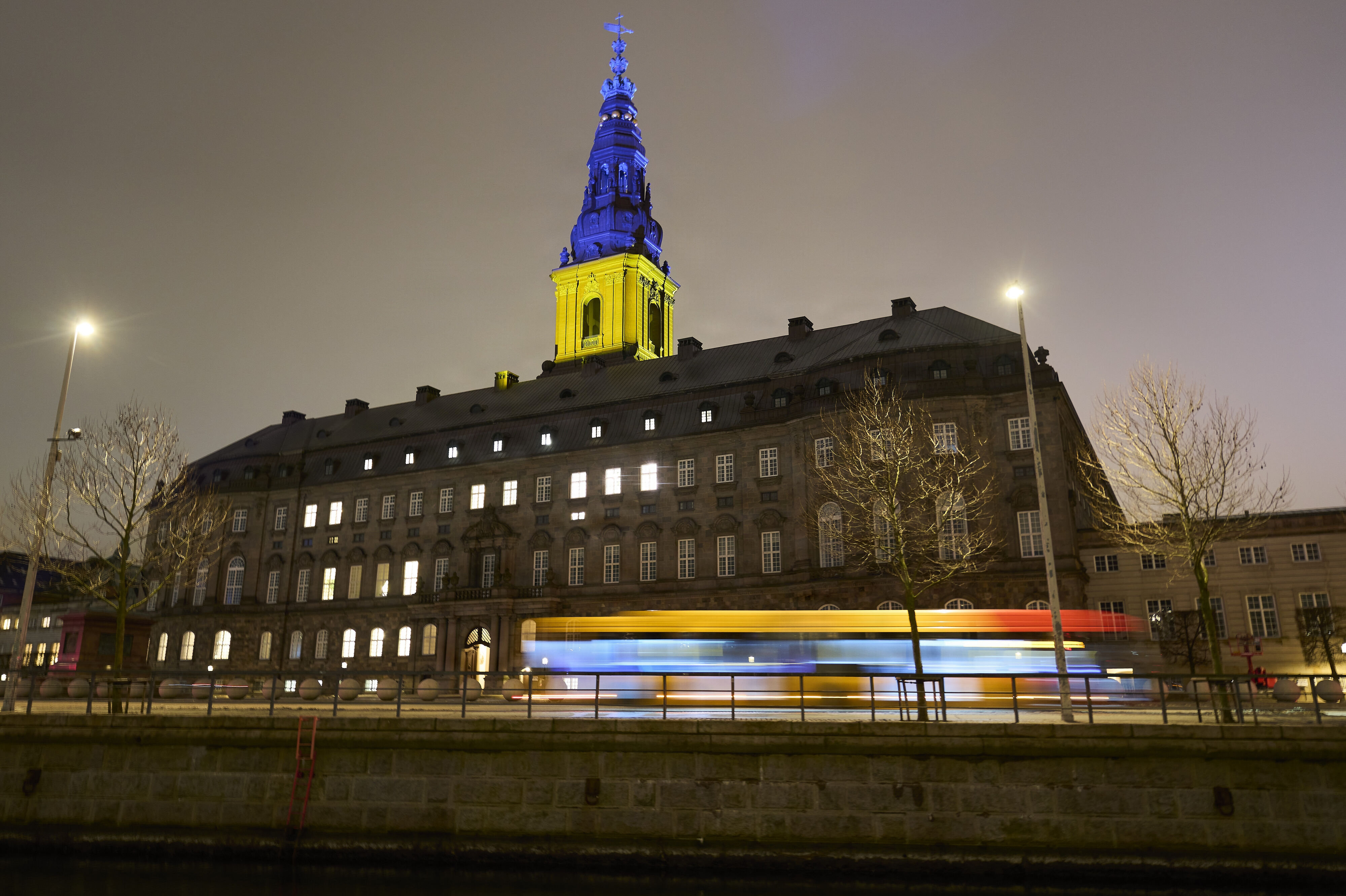 Danmark har flere gange lavet markeringer for Ukraine, der i 2022 blev invaderet af nabolandet Rusland. Her ses tårnet ved Christiansborg, der blev oplyst i det ukrainske flags farver 24. februar i år, fire år efter Ruslands invasion. (Arkivfoto).