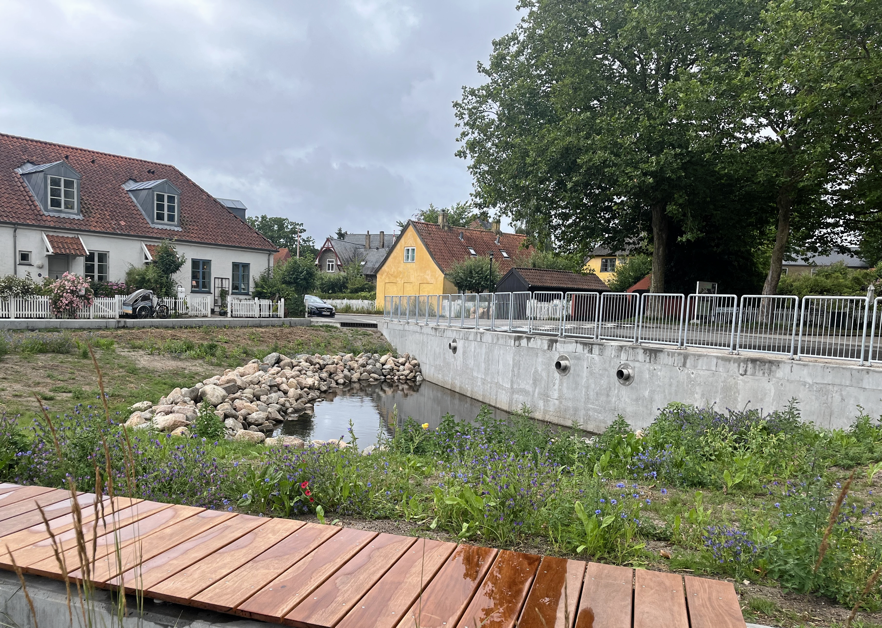 Efter Bygningskultur Foreningens opfattelse kan denne "smukkesering" overhovedet ikke afhjælpe den ødelæggelse af Bondebyens centrale byrum, skriver Birte Rørbæk.