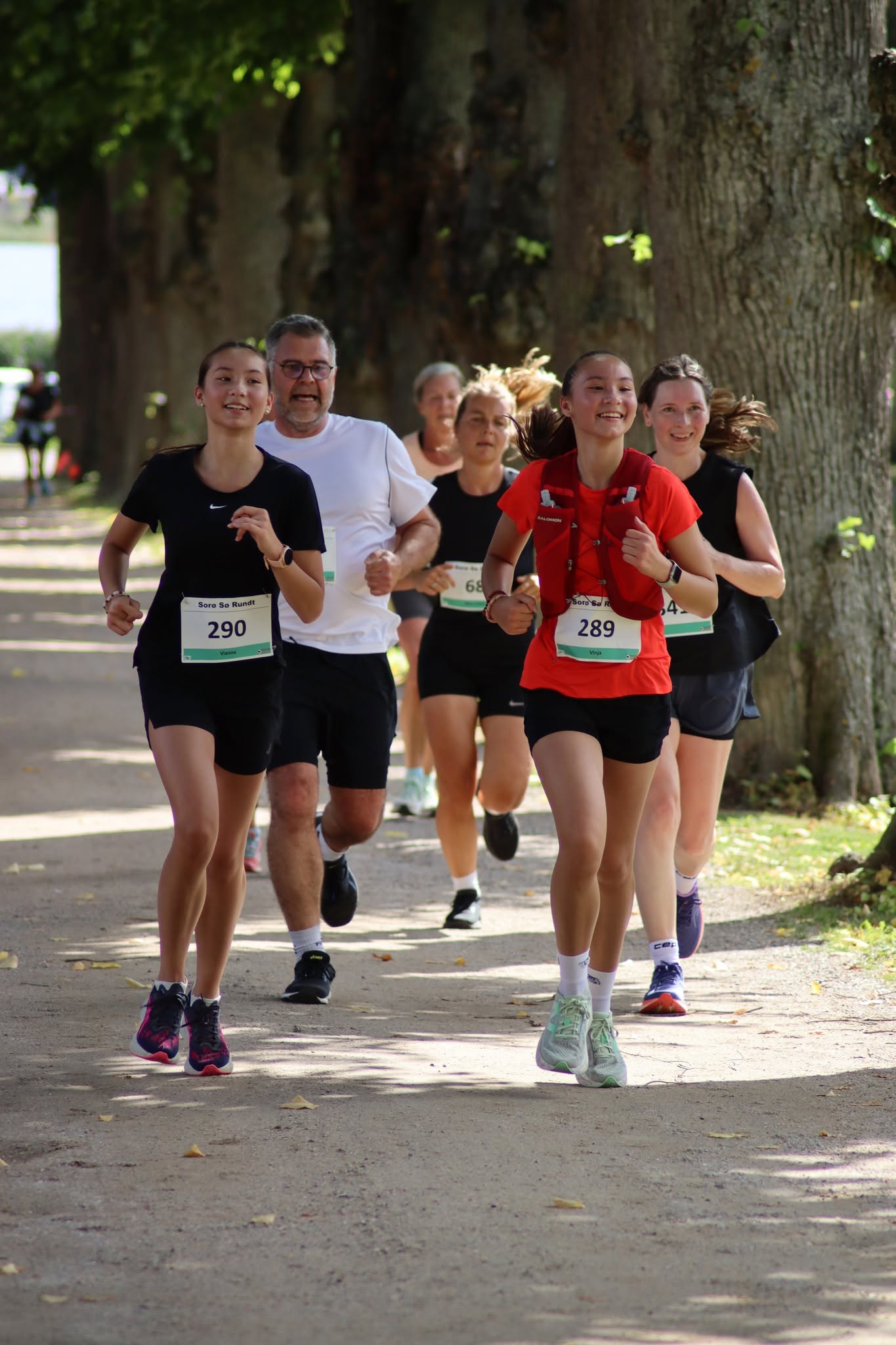 Deltagerne kan vælge mellem tre ruter, der dækker forskellige behov. Den klassiske rute byder på 8,6 km rundt om søen, hvor både løbere og fodgængere kan få pulsen op og nyde landskabet.