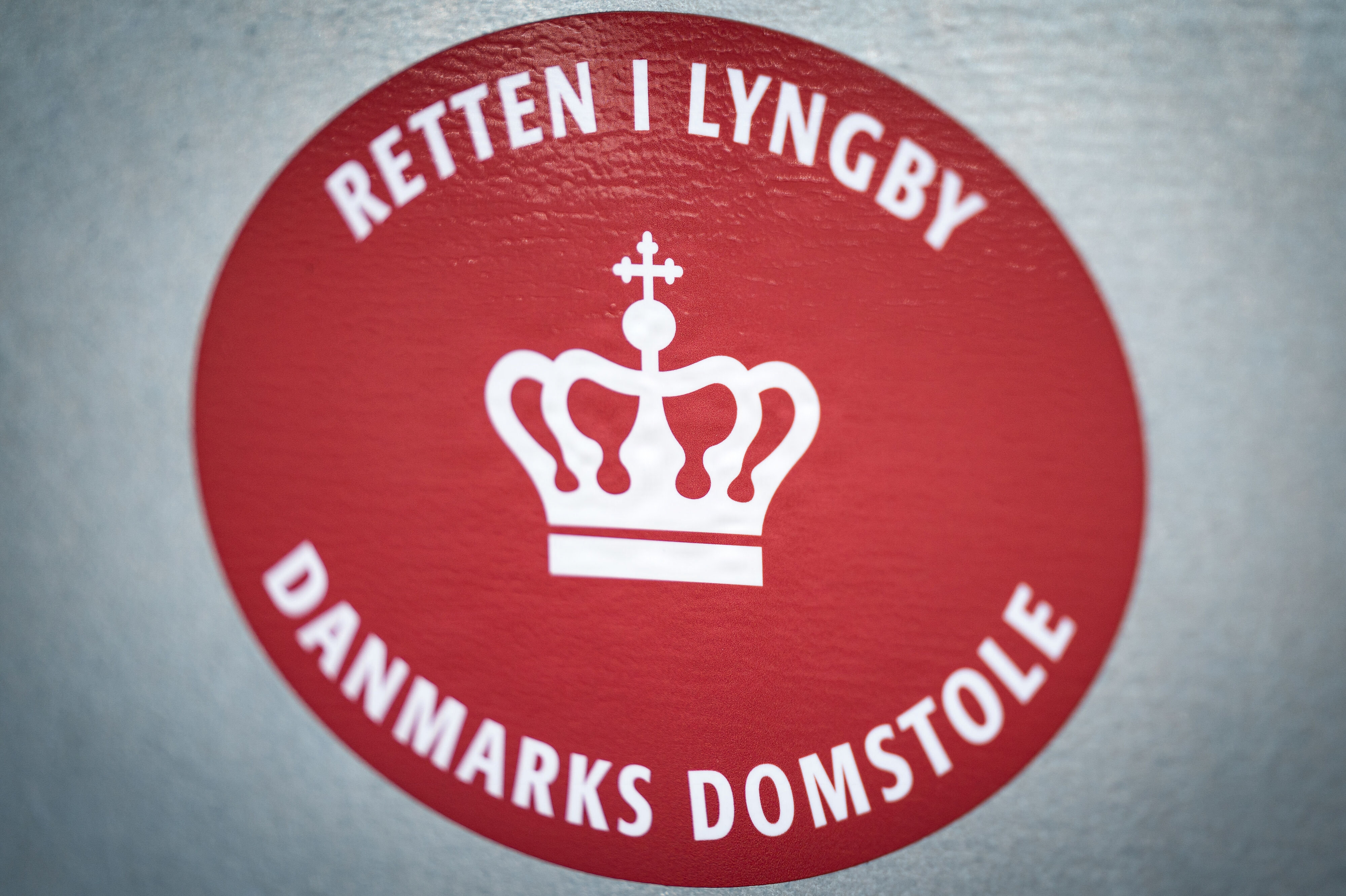 Retten i Lyngby indleder mandag en nævningesag mod en 16-årig svensker. Han er tiltalt for drabsforsøg. Yderligere tre er medtiltalt for medvirken til drabsforsøg.