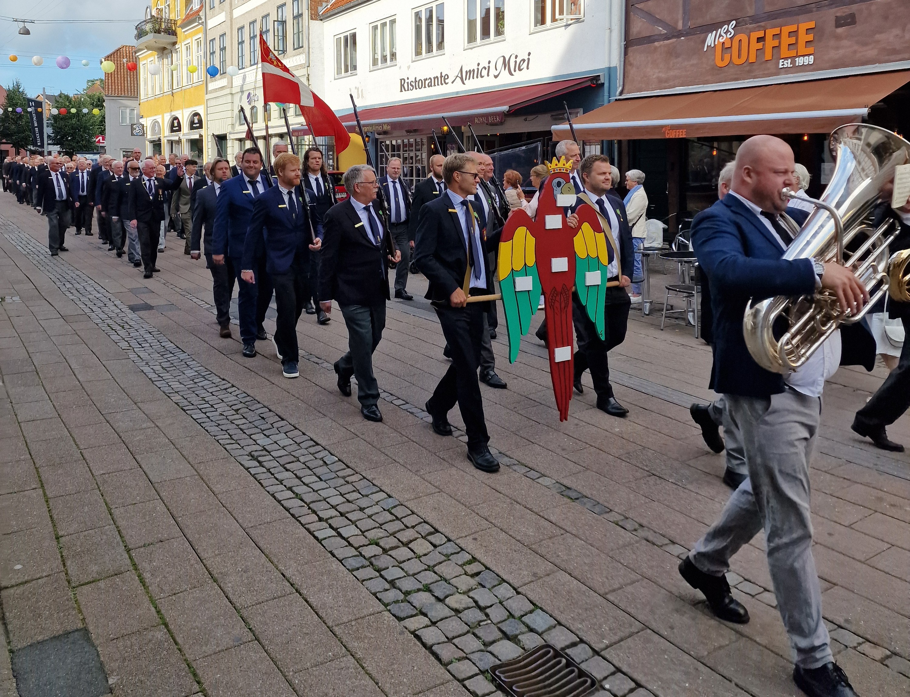 En ny fuglekonge skal findes i Helsingør. Det betyder blandt andet, at Helsingørs kongelig privilegerede Skydeselskab går gennem byen.