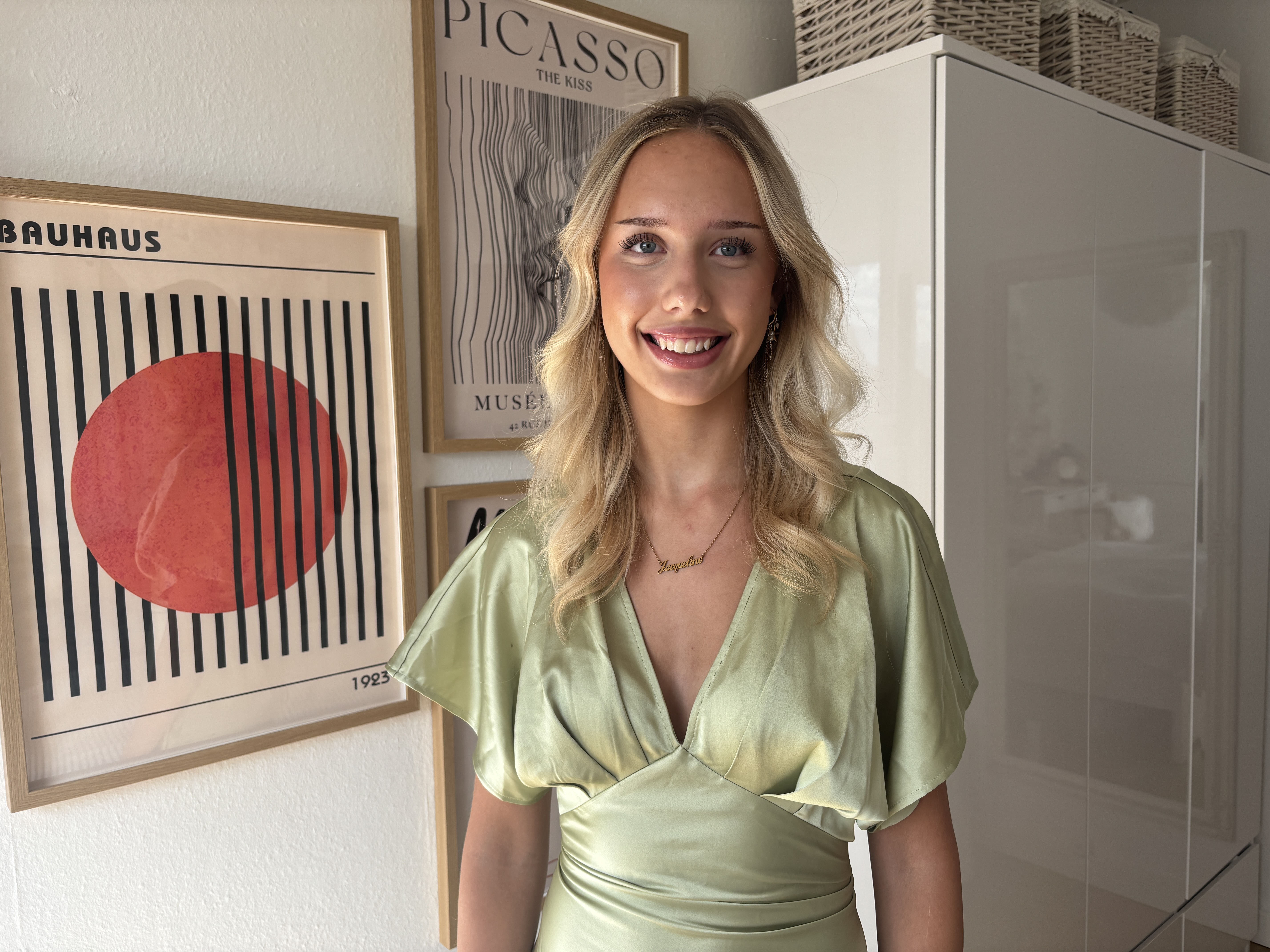 Jacqueline Bang Larsen afsluttede gymnasiet i januar og arbejder nu som notar ved retten. Derudover arbejder hun indimellem som cafémedarbejder på to forskellige caféer.