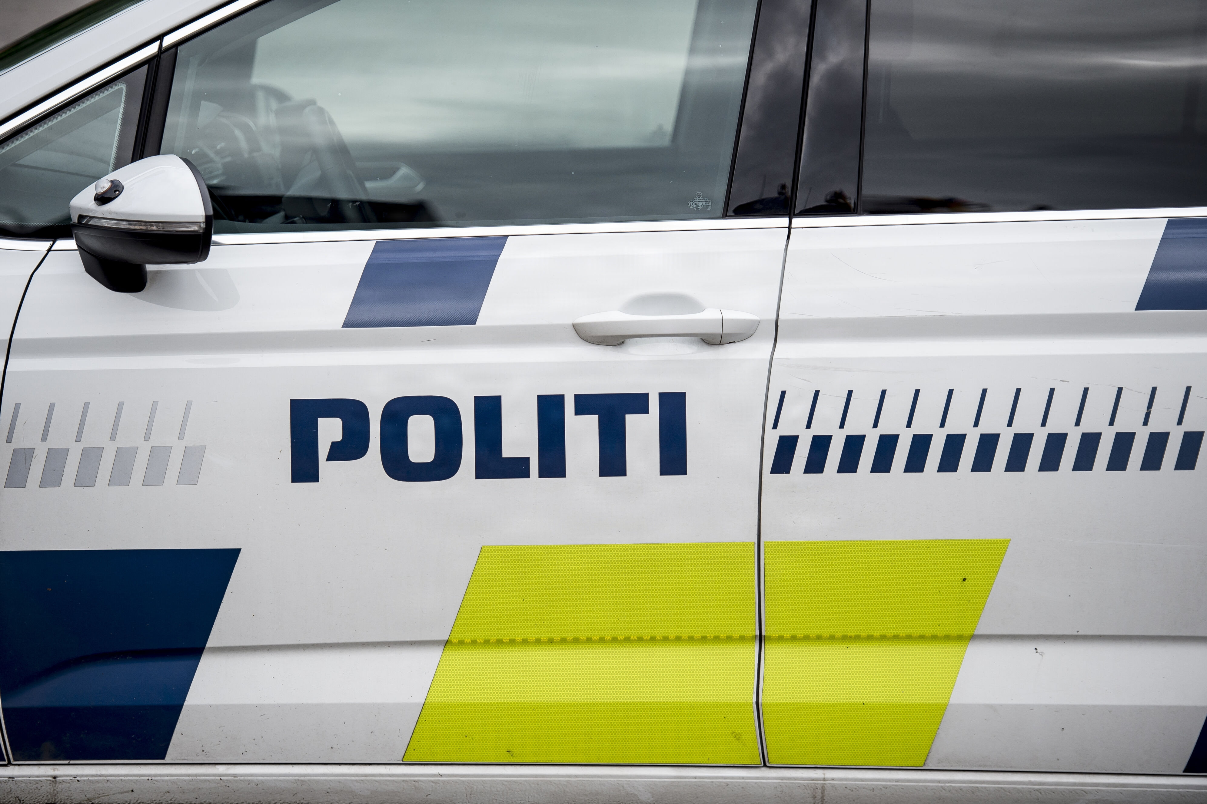 Syd- og Sønderjyllands Politi efterlyser vidner til en 24-årig mands kørsel søndag formiddag. Den 24-årige blev eftersat af politiet, og han endte med at blive skudt og ramt i benet. (Arkivfoto).