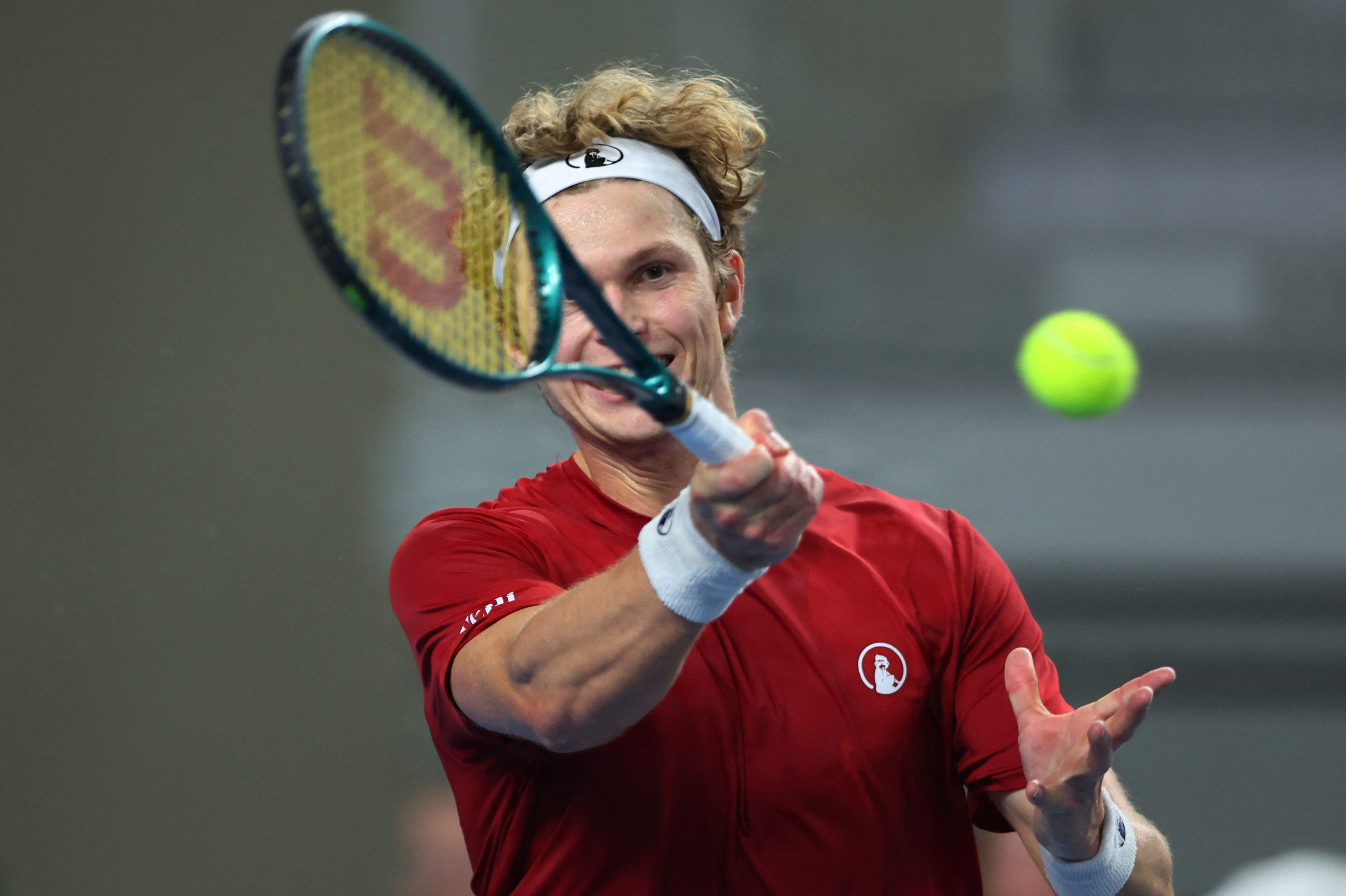 August Holmgren er her i aktion for Danmark i en Davis Cup-kamp mod Kroatien tidligere i år. (Arkivfoto).