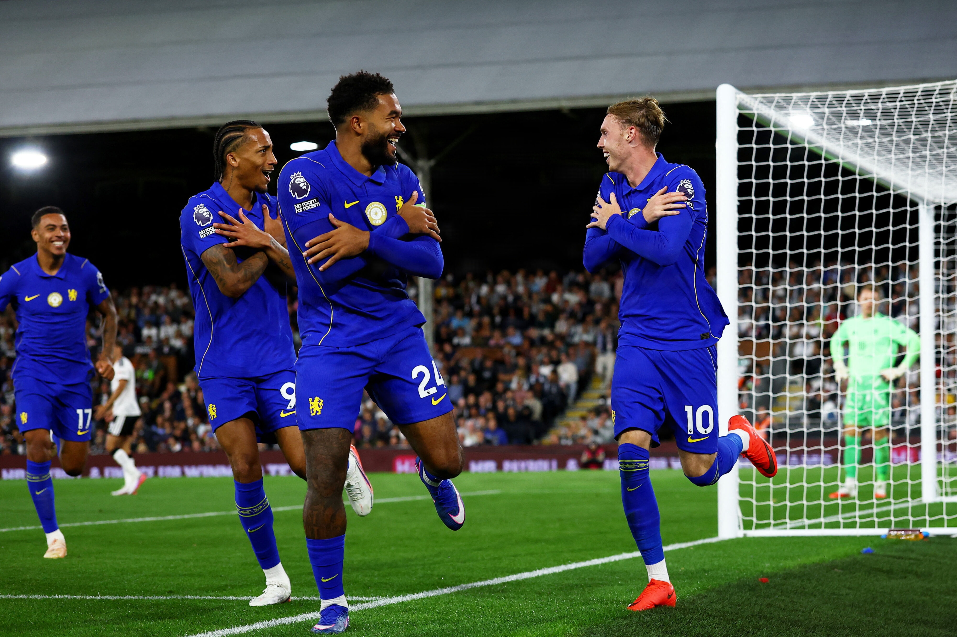 Joao Pedro og Reece James hjalp Cole Palmer med at fejre scoringen til 3-1 mod Fulham.