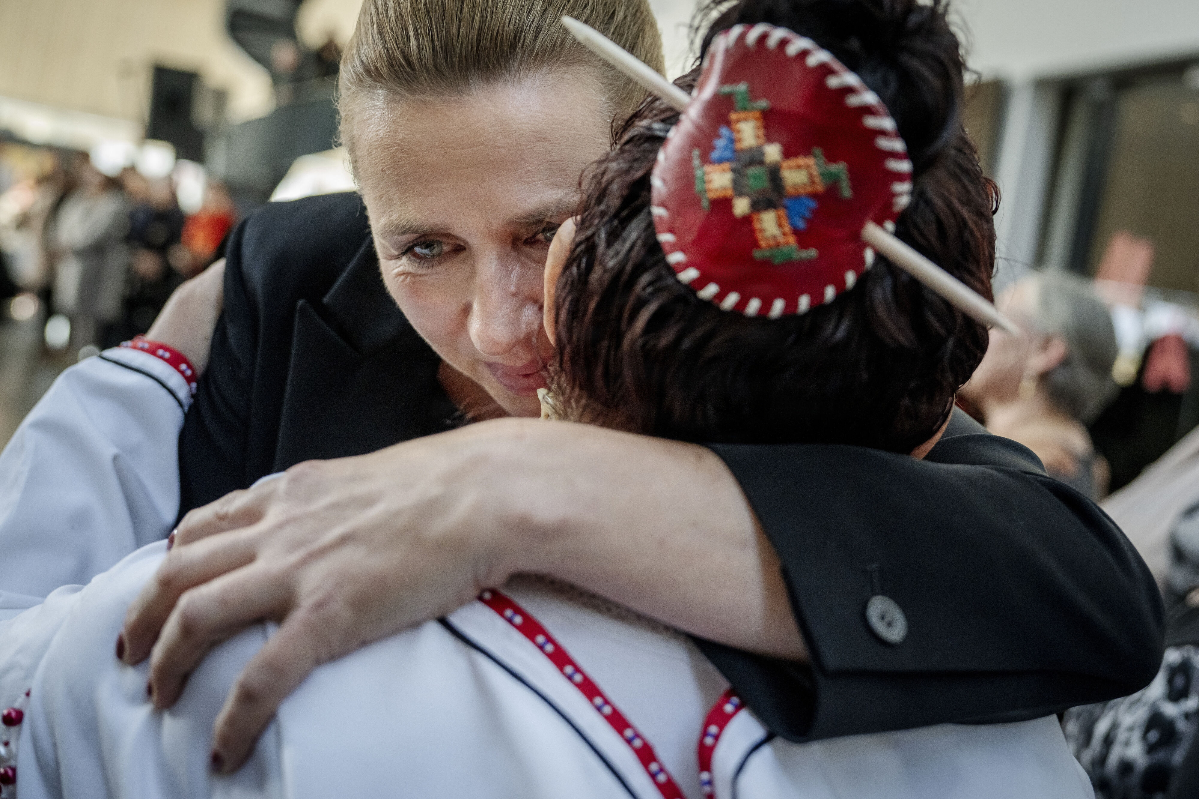 Statsminister Mette Frederiksen hilser på berørte kvinder i spiralsagen efter den officielle undskyldning blev givet under et arrangement i Katuaq i Nuuk, Grønland. (Arkivfoto).