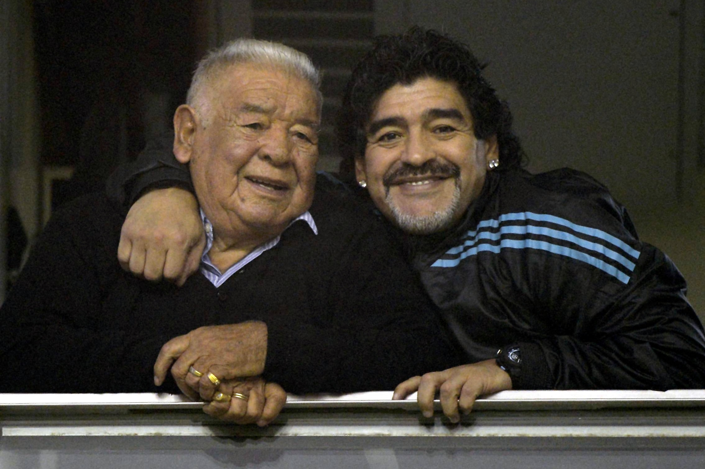 Diego Armando Maradona (til højre) er her fotograferet med sin far under en kamp i turneringen Copa Libertadores i 2012. Prøverne fra de to er blevet forvekslet i sagen om fodboldstjernens død. (Arkivfoto).