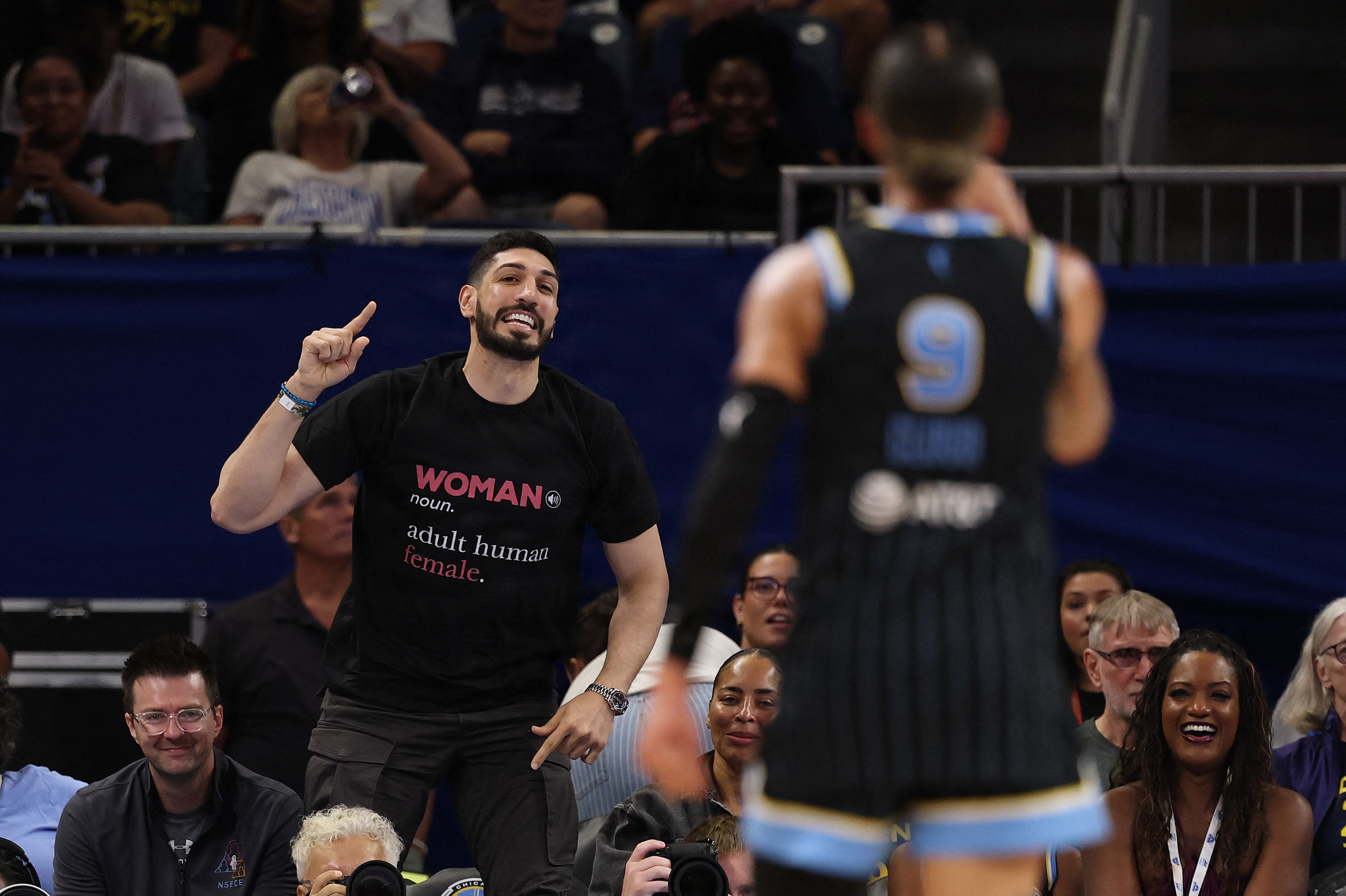 Den tidligere NBA-spiller Enes Kanter Freedom blev søndag smidt ud fra en kamp i WNBA efter et skænderi med en spiller.