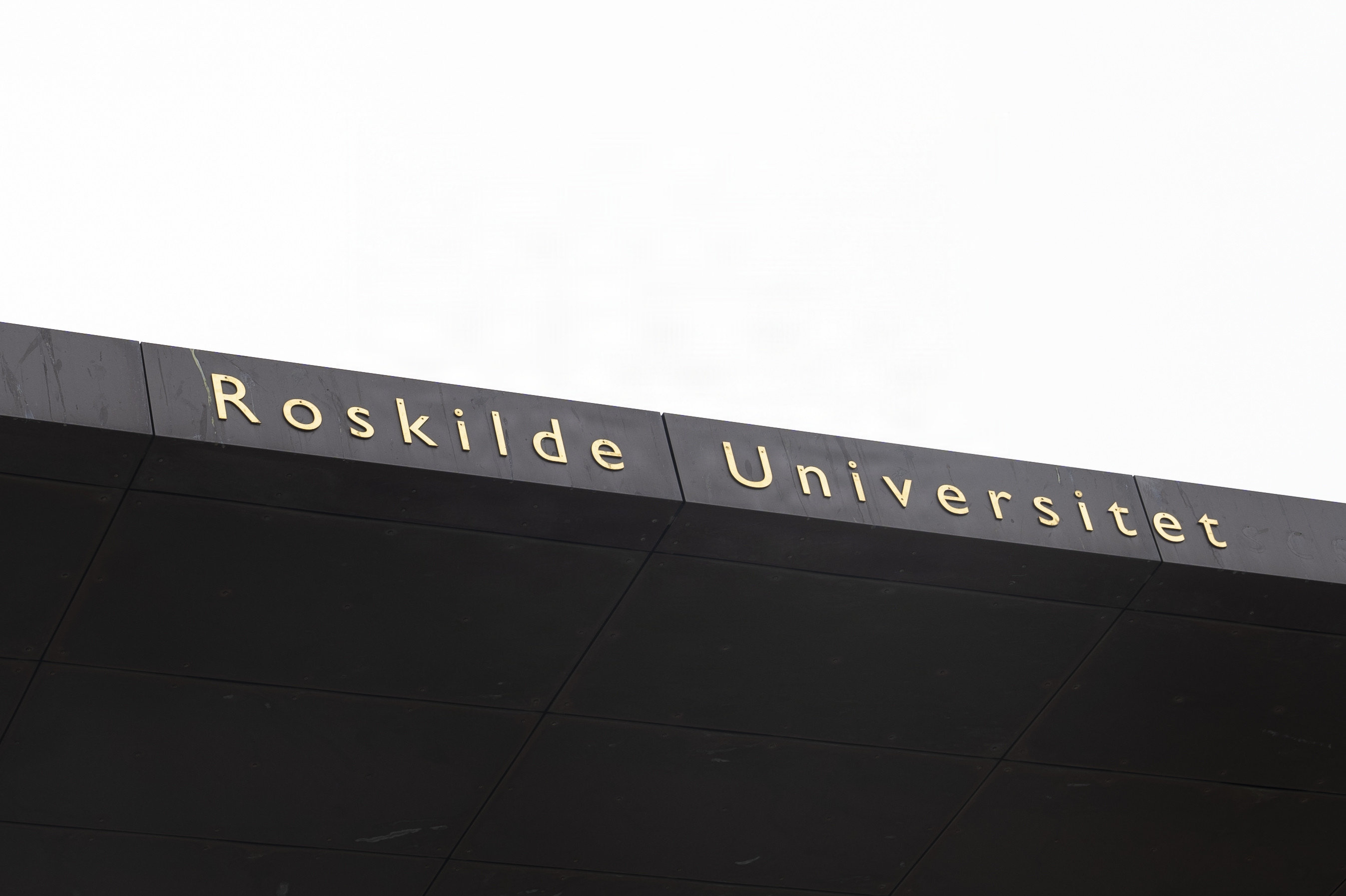 Roskilde Universitet laver hvert år en analyse af danskernes brug af nyhedsmedier. I 2026 viser analysen, at unge nu er mere villige end ældre til at betale for nyheder online. (Arkivfoto).