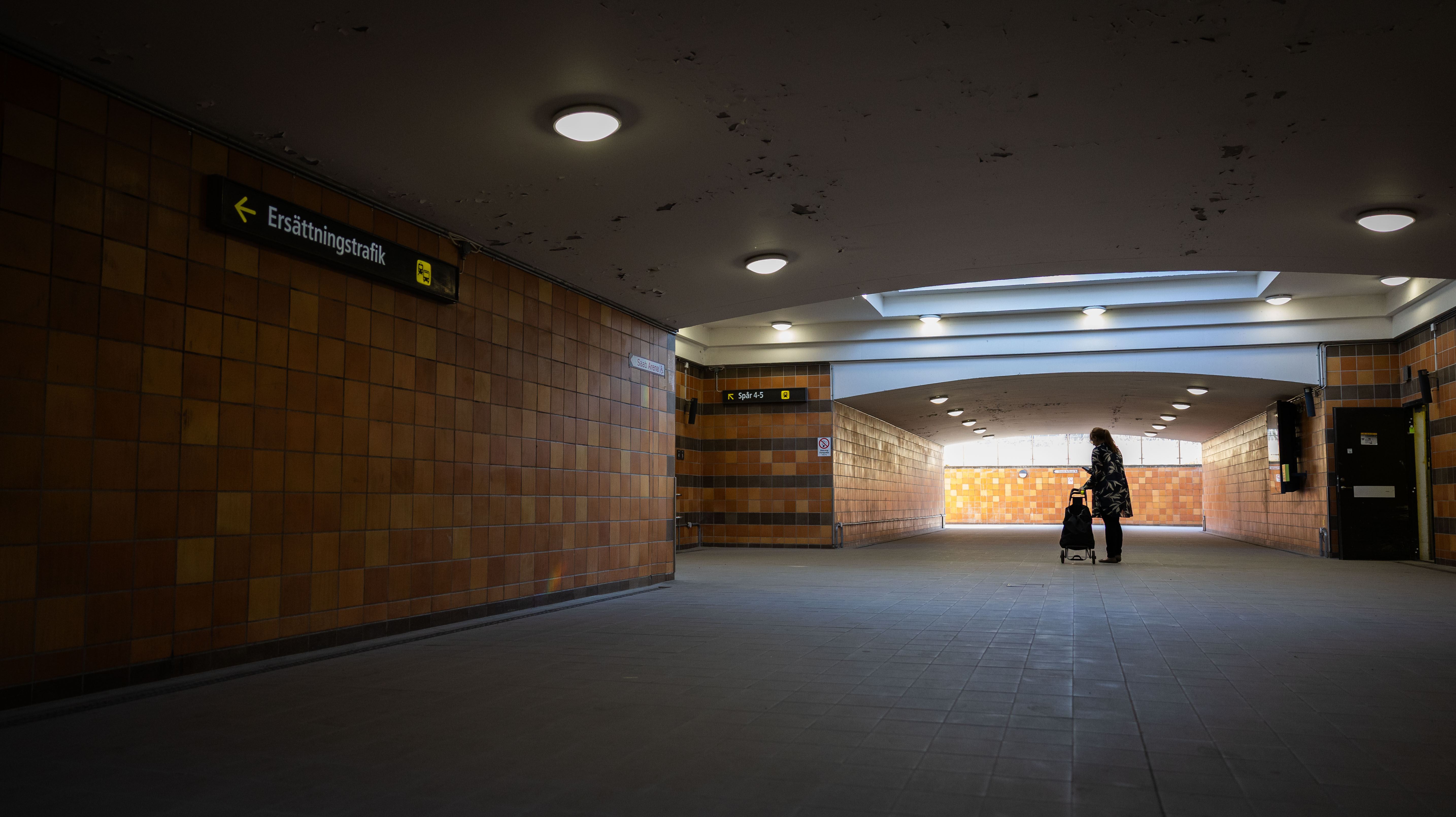 Det er fra denne togstation i Linköping, at Oscars mor rejste til Danmark og meget kortvarige besøg hos sønnen. Da der er navneforbud i sagen, er billedet konstrueret.