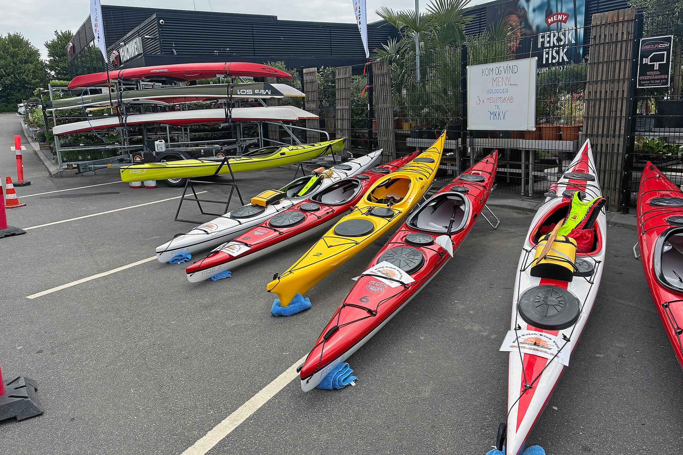 Mobil Kajak Klub Vestsjælland stiller endnu en gang op med trailere, kajakker og udstyr foran Meny-købmanden i Kalundborg. Det sker lørdag den 29. august.