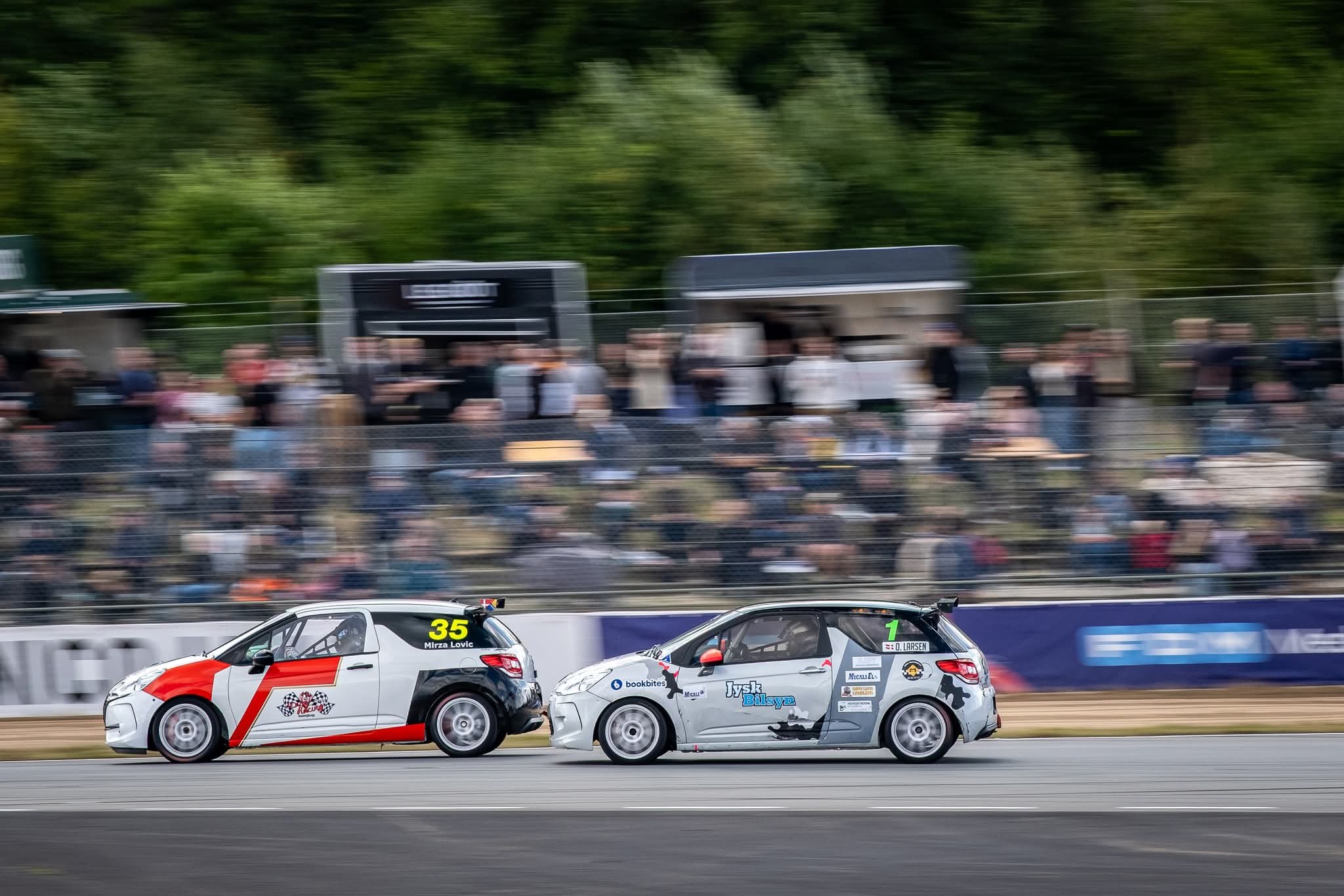 Lørdag sikrede Oliver Larsen sig pole position i kvalifikationen og kunne dermed starte forrest i første løb.