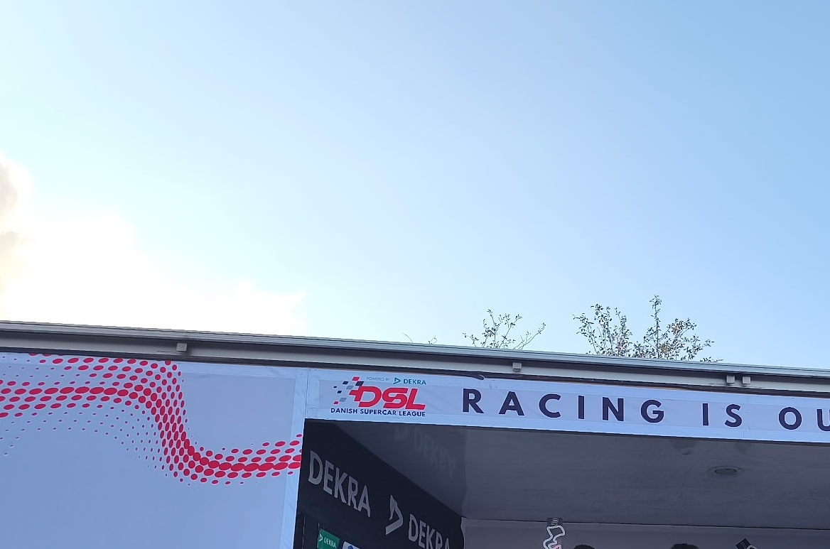 Den 17-årige racerkører, der allerede er dansk mester i DS3 Cup 2025, viste både hurtighed og evne til at kæmpe sig op gennem feltet. - Presse Den 17-årige racerkører, der allerede er dansk mester i DS3 Cup 2025, viste både hurtighed og evne til at kæmpe sig op gennem feltet.