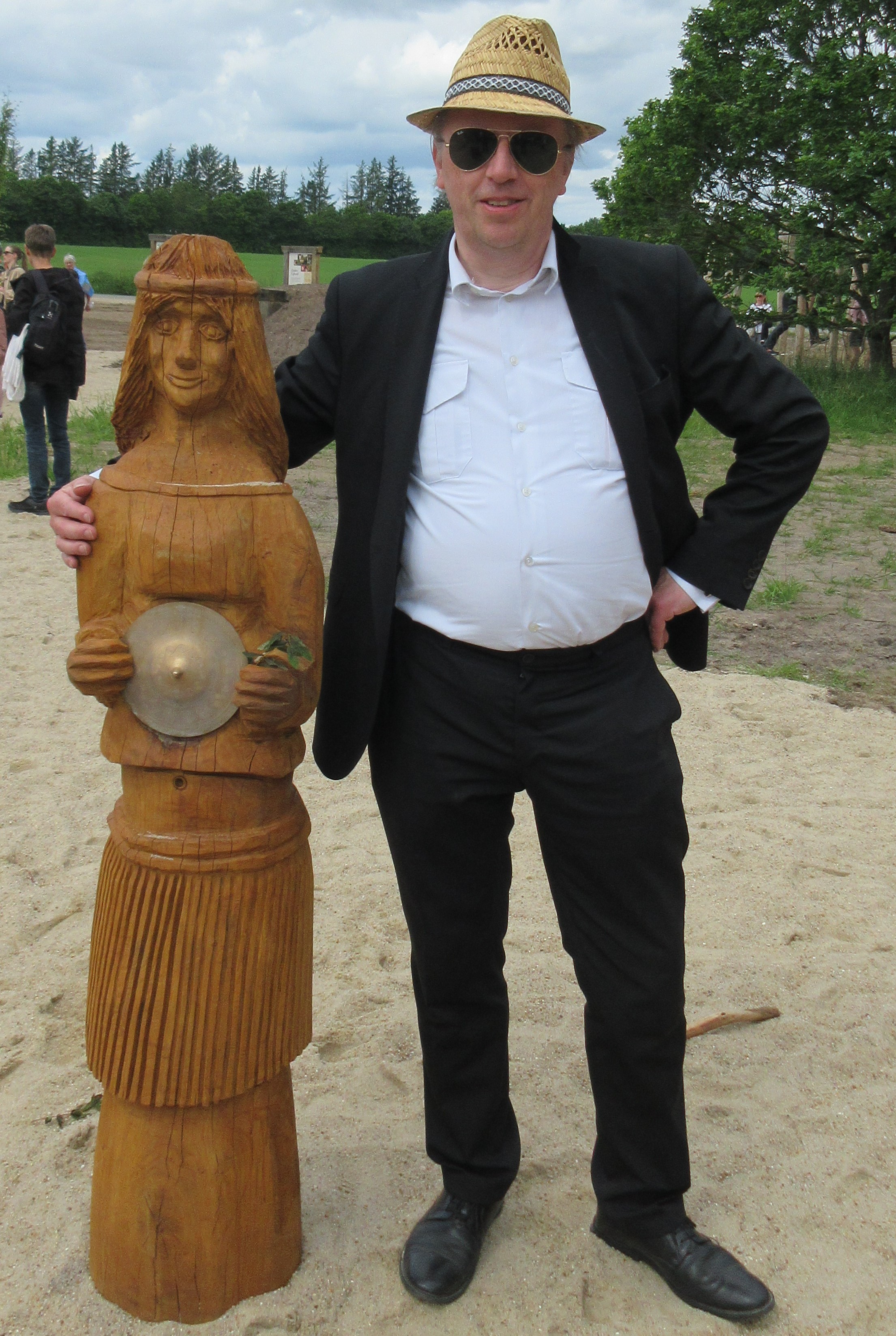 Ole Ryhl Olsson holder foredrag om statuer og mindesmærker af historiske danske kvinder. Her ses han sammen med Egtvedpigen