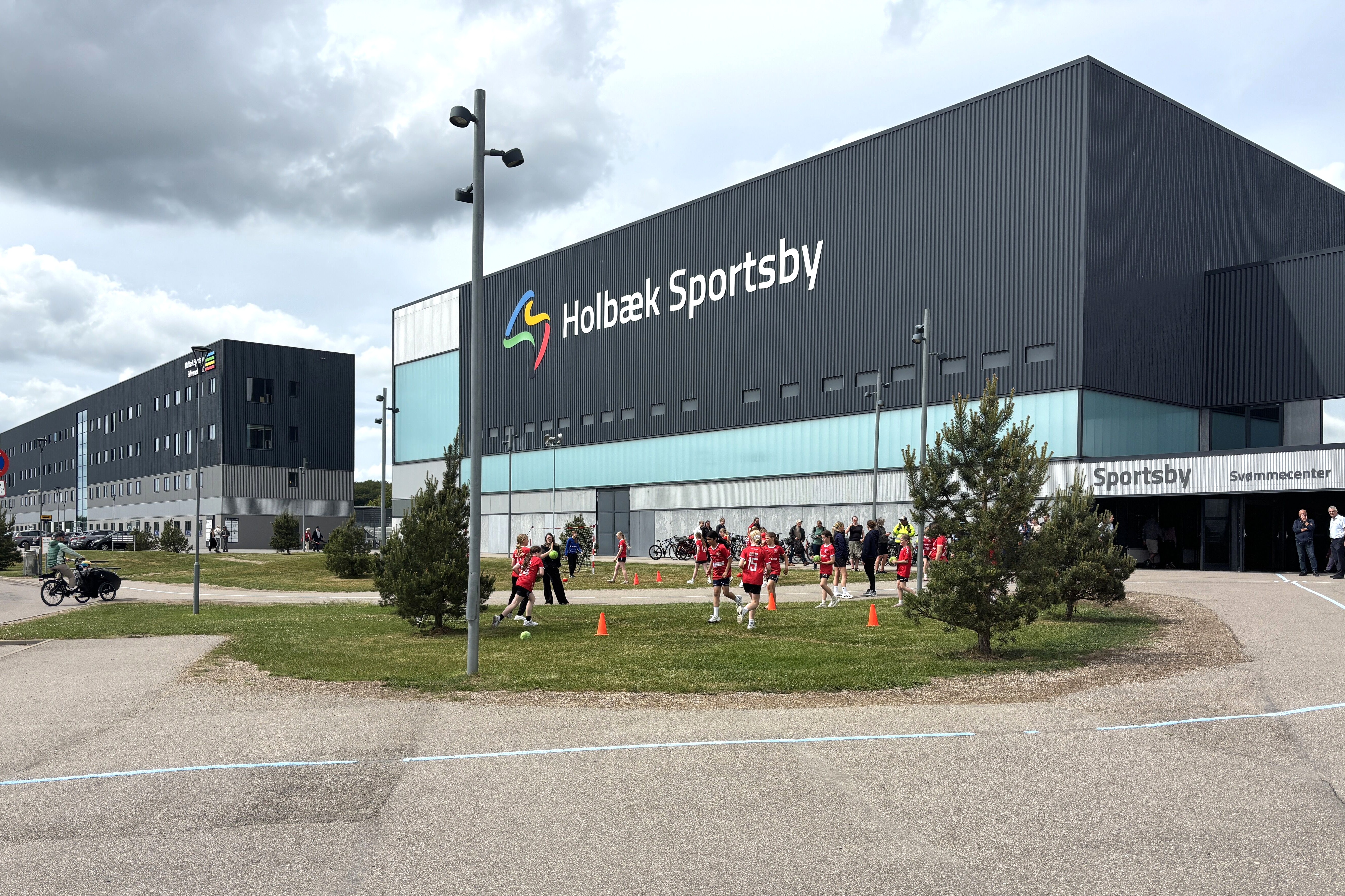 Det har taget længere tid end forventet at projektere byggeriet af et indendørs padelcenter i Holbæk Sportsby.