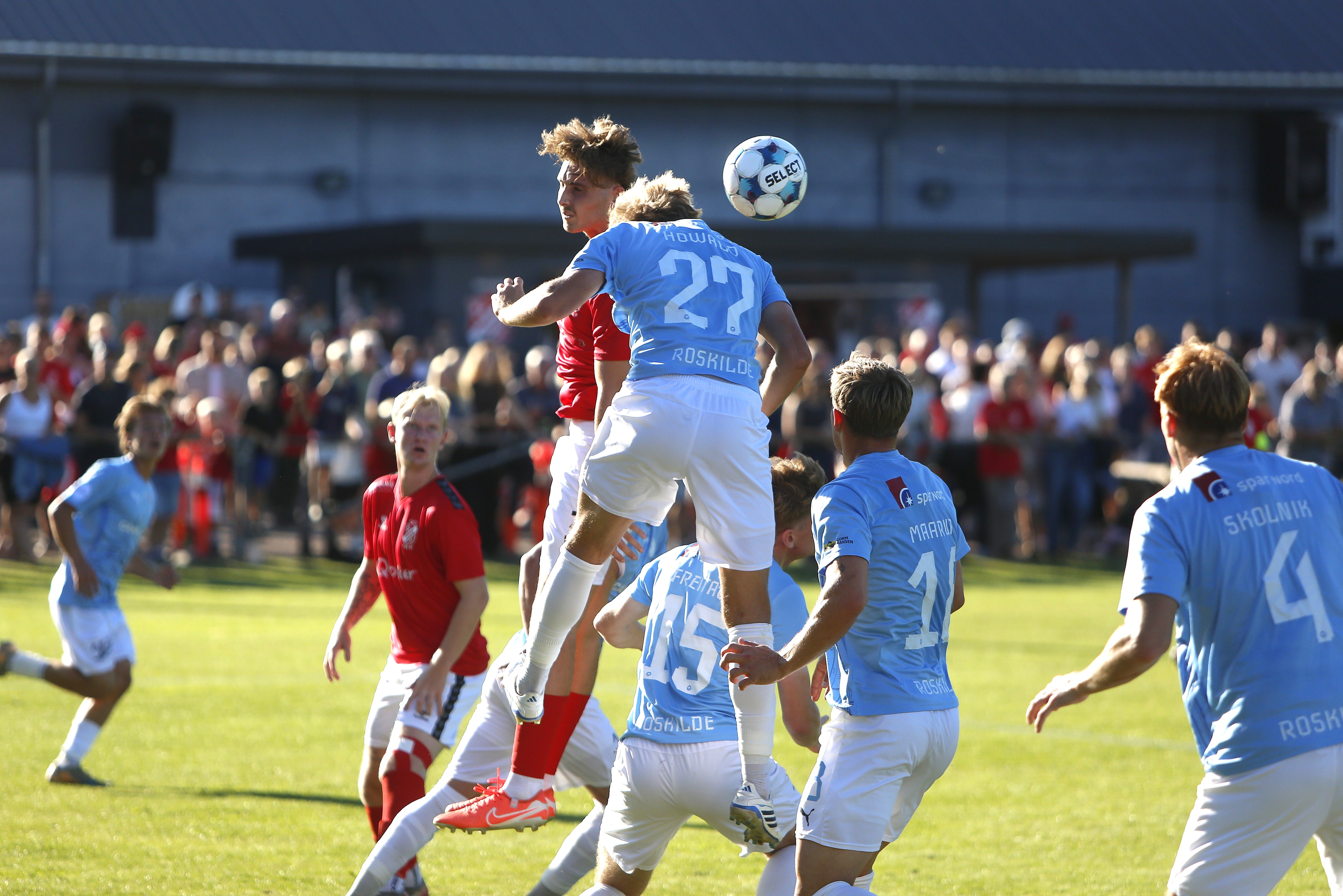 Såbys Jeppe Riishøj i hovedstødsduel med FC Roskildes Frederik Howald - med et gigantisk hjemmepublikum i baggrunden.