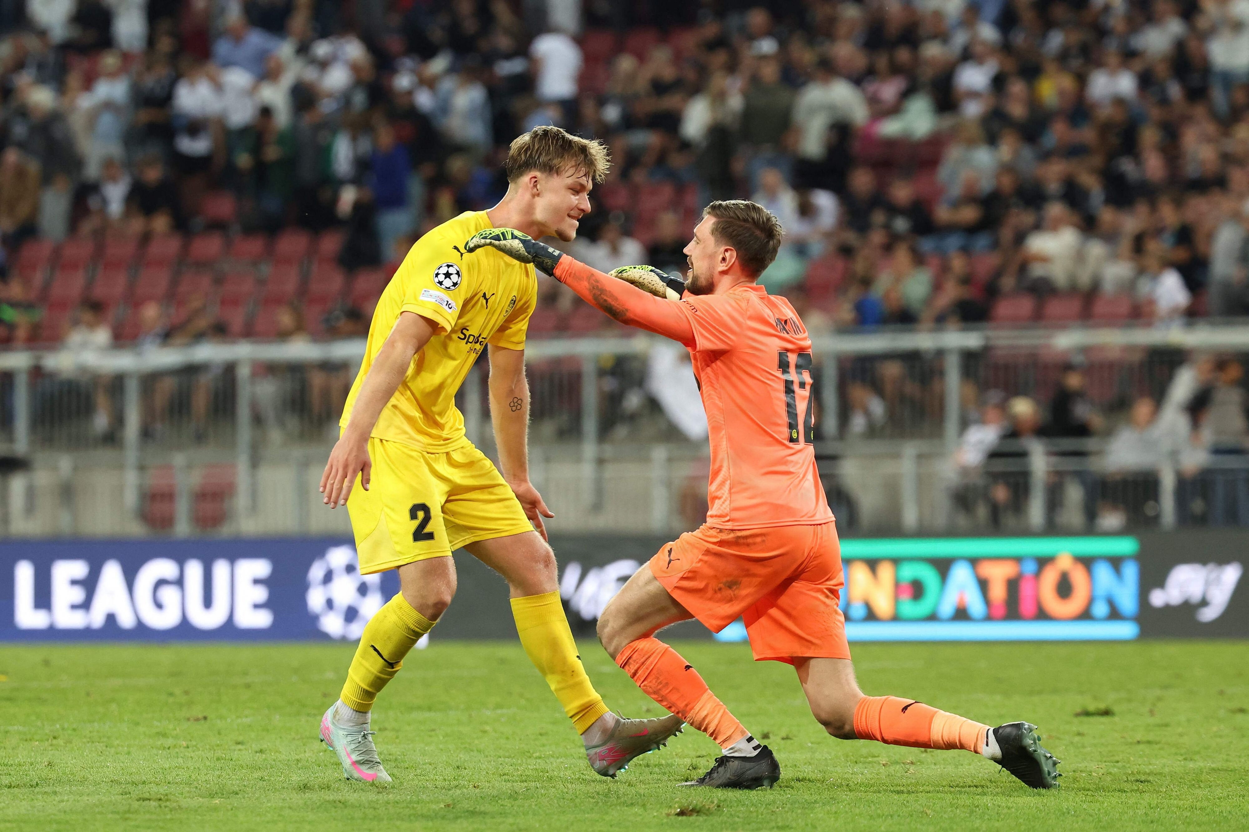 Danske Villads Nielsen og keeper Nikita Haikin fejrer her en af Bodø/Glimts tidligere sejre i Europa. (Arkivfoto).