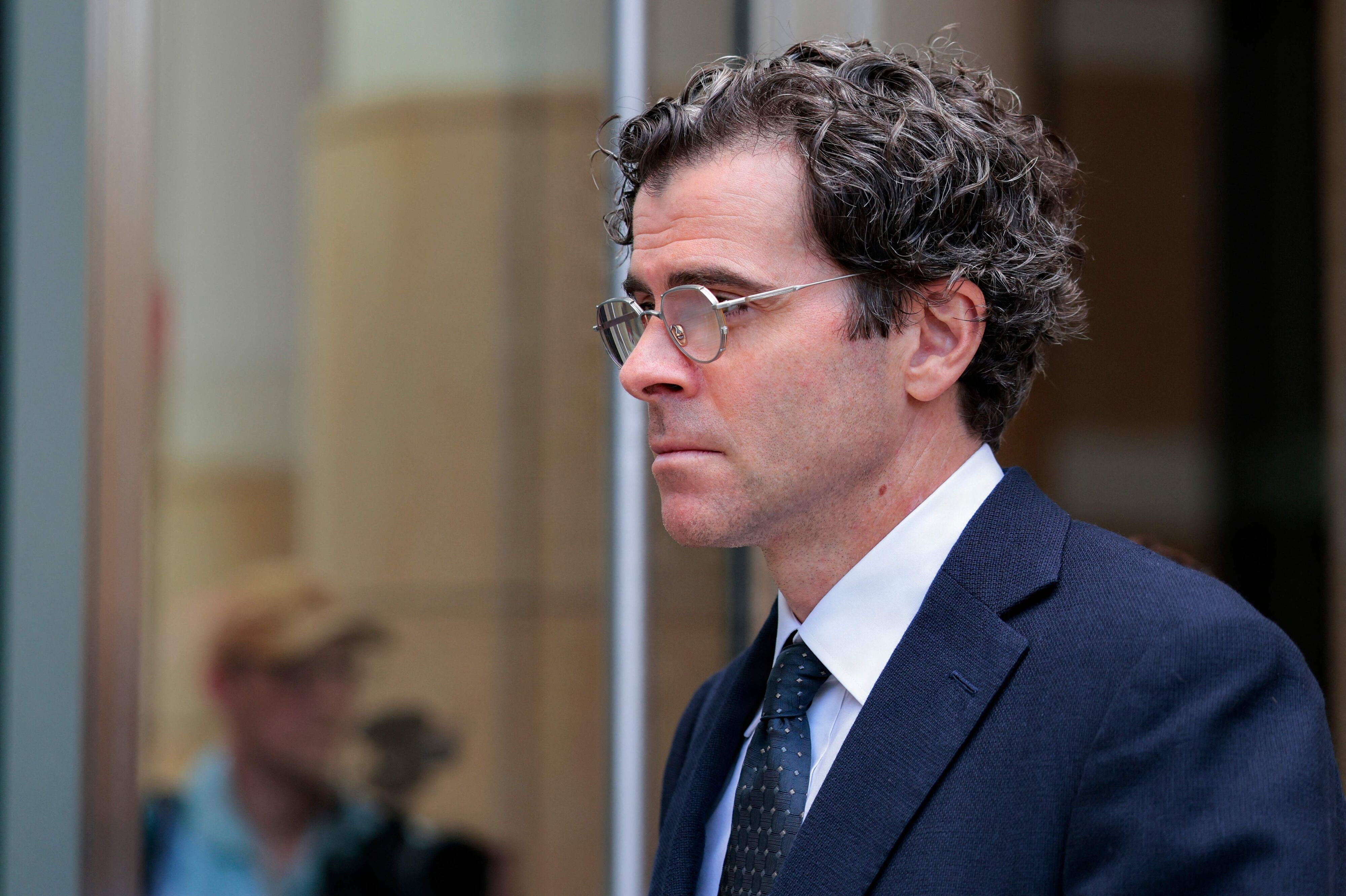 Adam Mosseri, som er chef for det sociale medie Instagram, ses på billede fra tirsdag forlade bygningen Ronald V. Dellums Federal Building and U.S. Courthouse i Californien, hvor han har vidnet i sag om Meta.