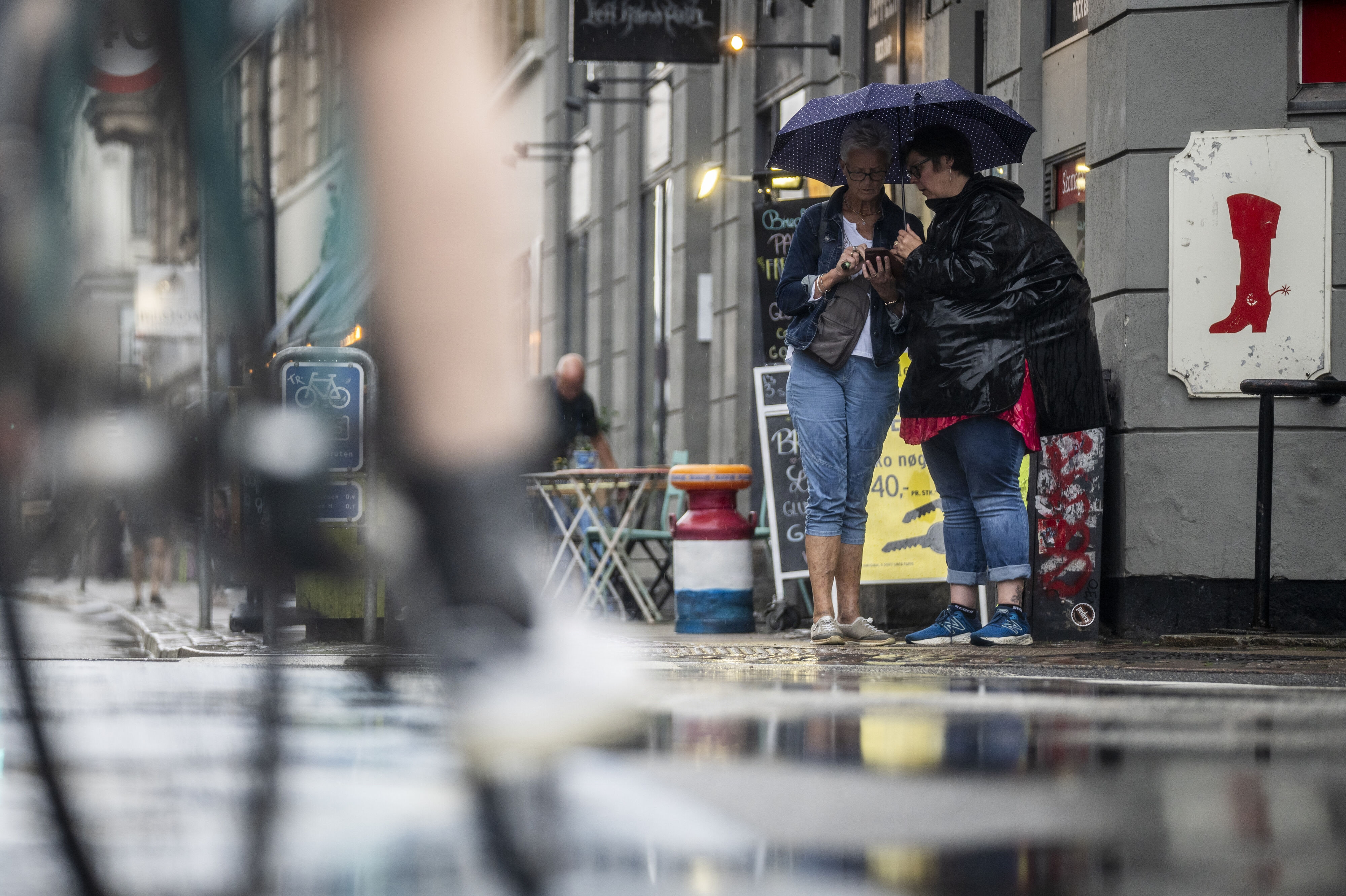 Fra fredag kan der på seks timer falde 24 millimeter regn, skriver DMI natten til onsdag i et varsel. På nuværende tidspunkt peger prognoser på, at den centrale og vestlige del af landet vil få mest regn. (Arkivfoto).