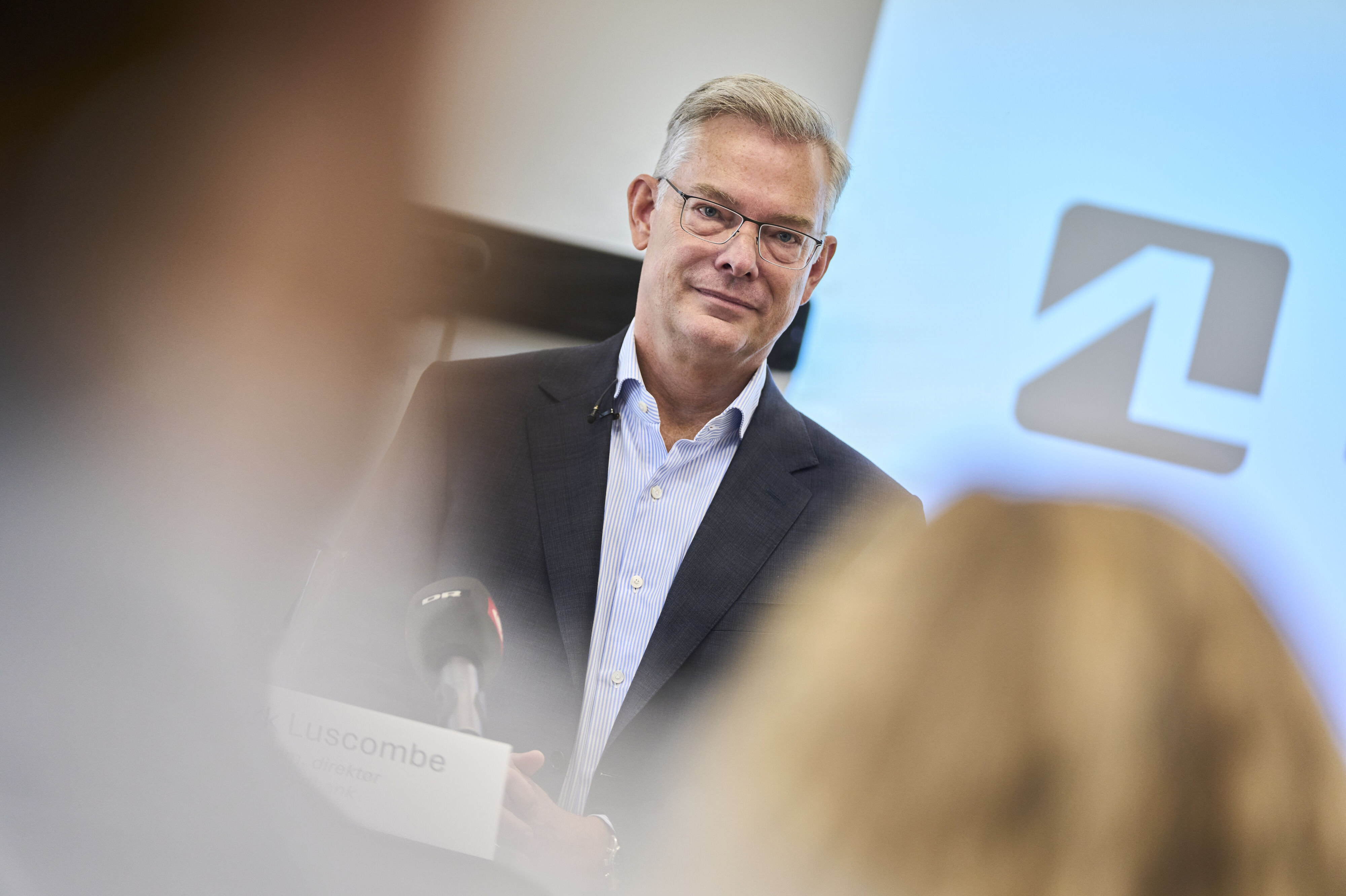 På et pressemøde i efteråret sidste år præsenterede den daværende administrerende direktør for Sydbank, Mark Luscombe, bankens planer om at fusionere med Arbejdernes Landsbank og Vestjysk Bank. Han er i dag topchef for fusionsbanken. (Arkivfoto).