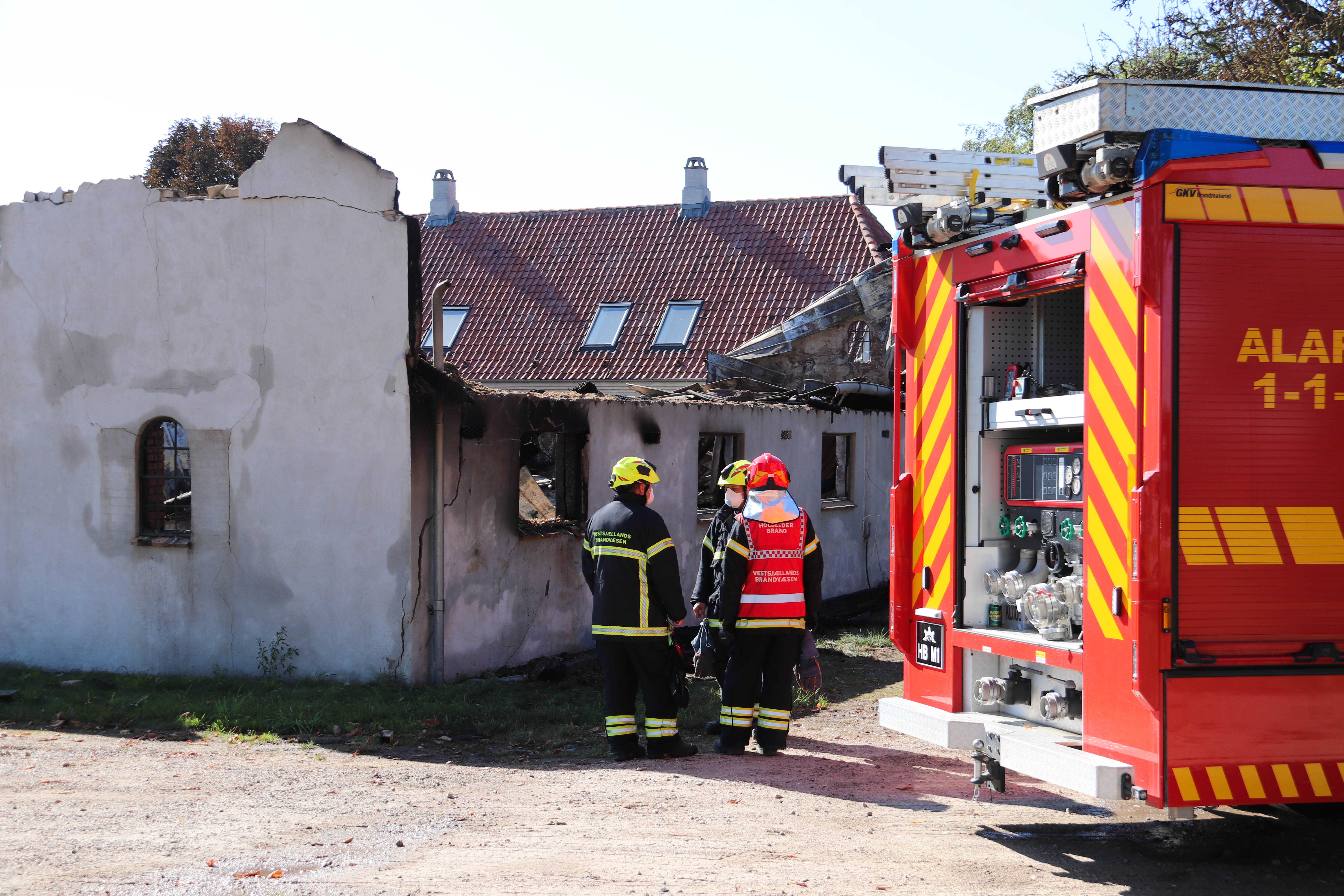 Onsdag formiddag var brandfolkene i gang med efterslukning.