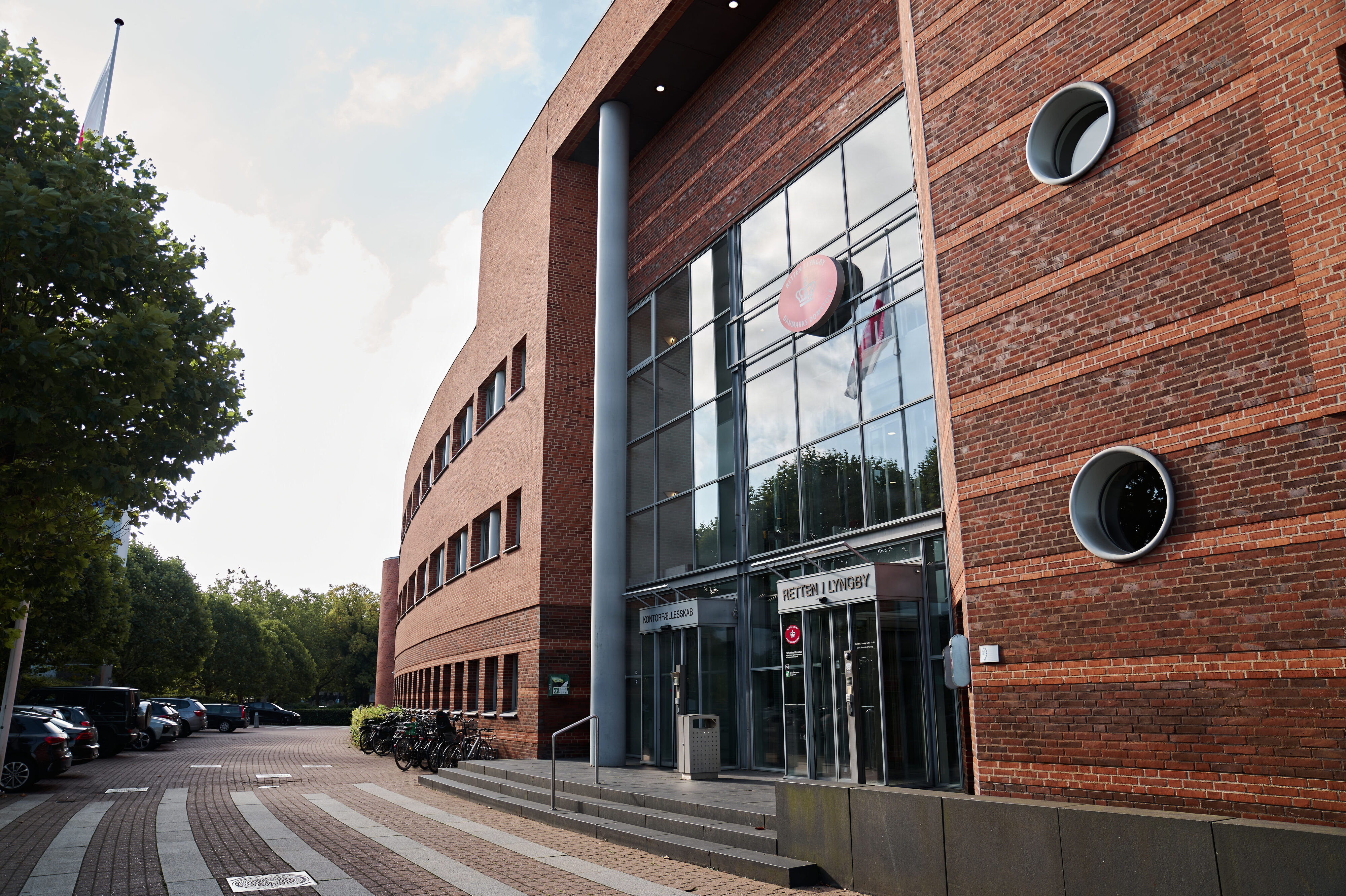 Retten i Lyngby indleder 11. september retssagen mod fire mænd, der er tiltalt for i samarbejde at have sørget for, at der blev tændt ild til restauranten Kong Kylling i Værløse Bymidte, hvilket betød, at flere måtte flygter fra lejligheder i bygningen. (Arkivfoto).