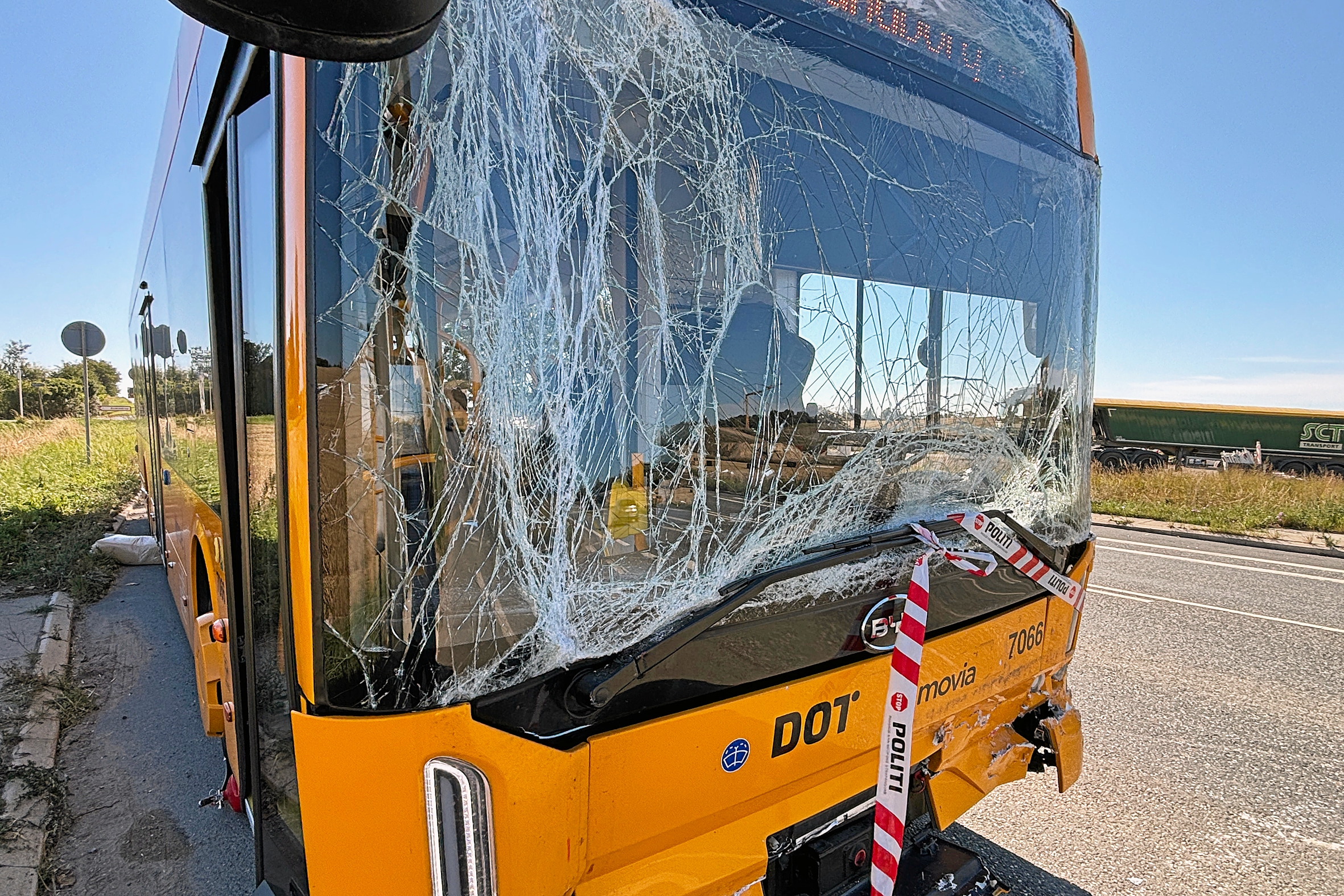 Sammenstød mellem bus og lastbil på Holbækvej øst for Kalundborg ved krydset Højskolevej/Asmindrup.