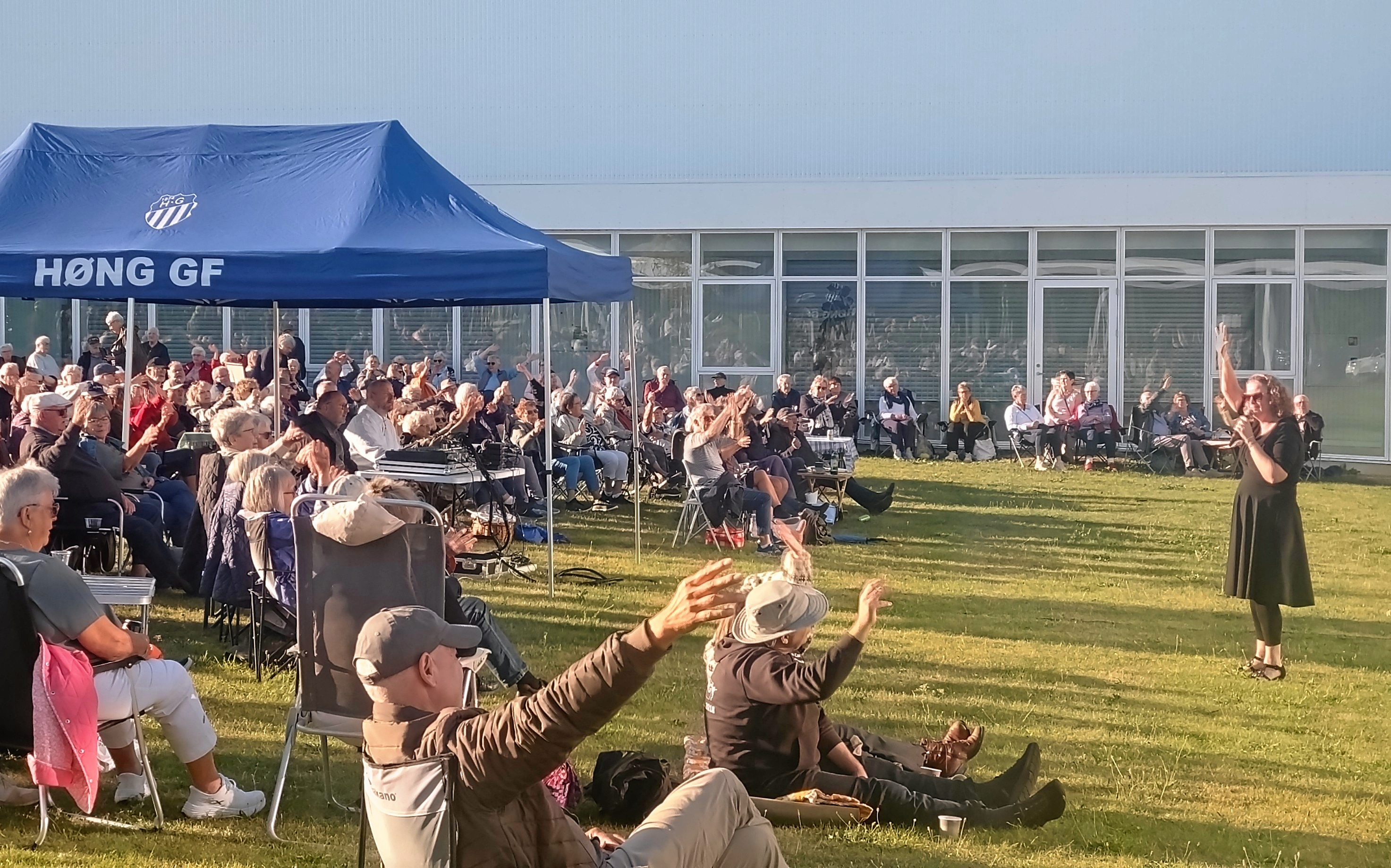 300 mødte op til den første picnickoncert ved Høng Hallen.