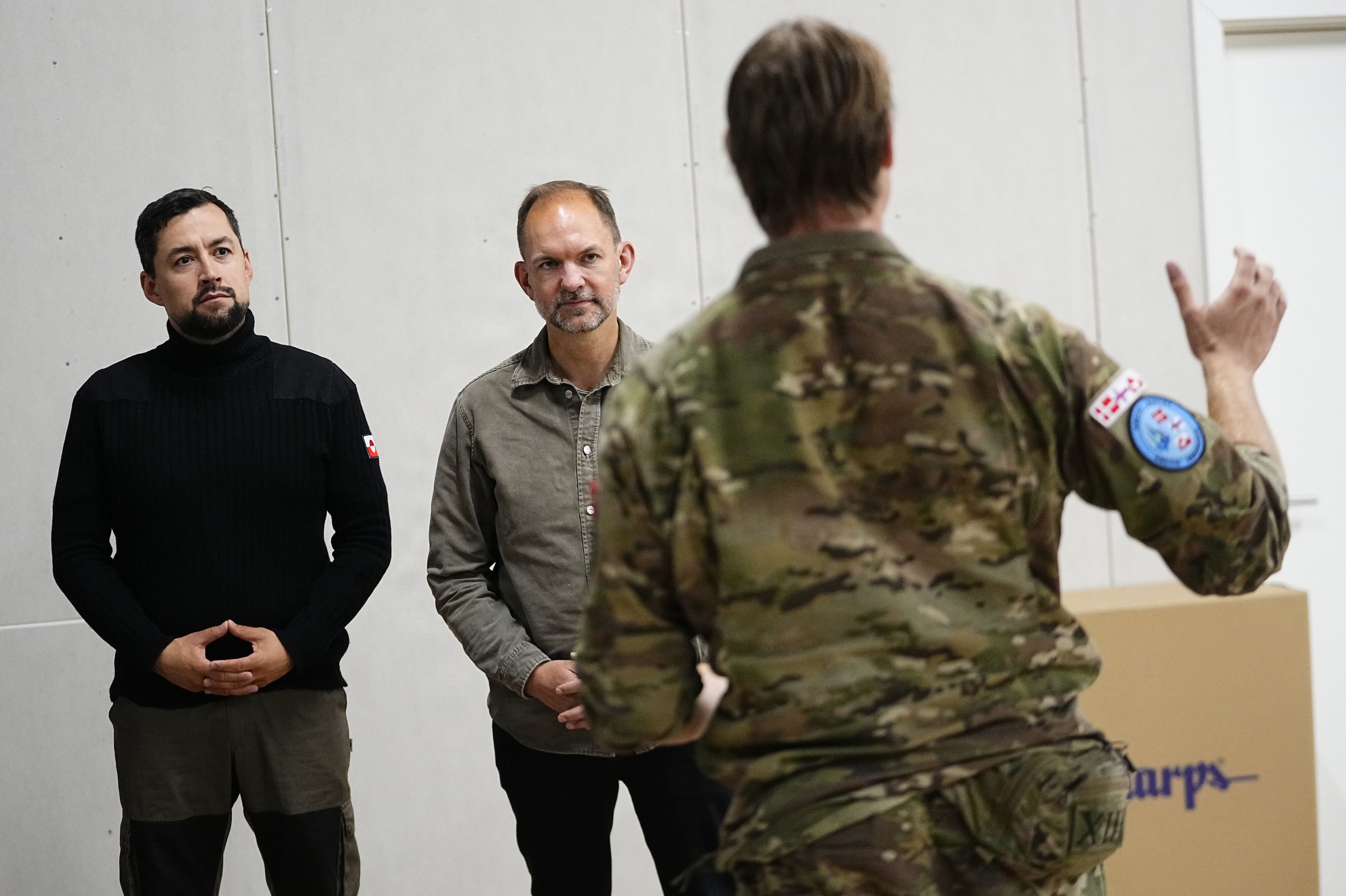 Forsvarsminister Jeppe Bruus (S) og naalakkersuisoq for udenrigsanliggender Múte B. Egede (IA) har onsdag besøgt den danske militærindsats i Nuuk i Grønland for at høre om de værnepligtiges opgaveløsning.
