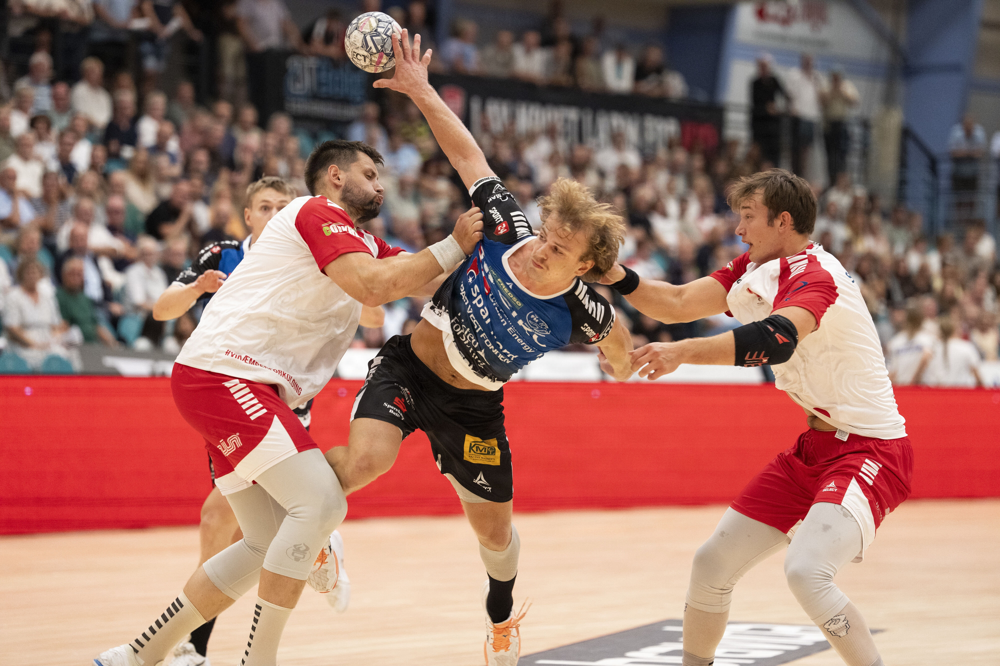 Der blev gået til stålet og uddelt flere udvisninger i sæsonpremieren i Kolding.