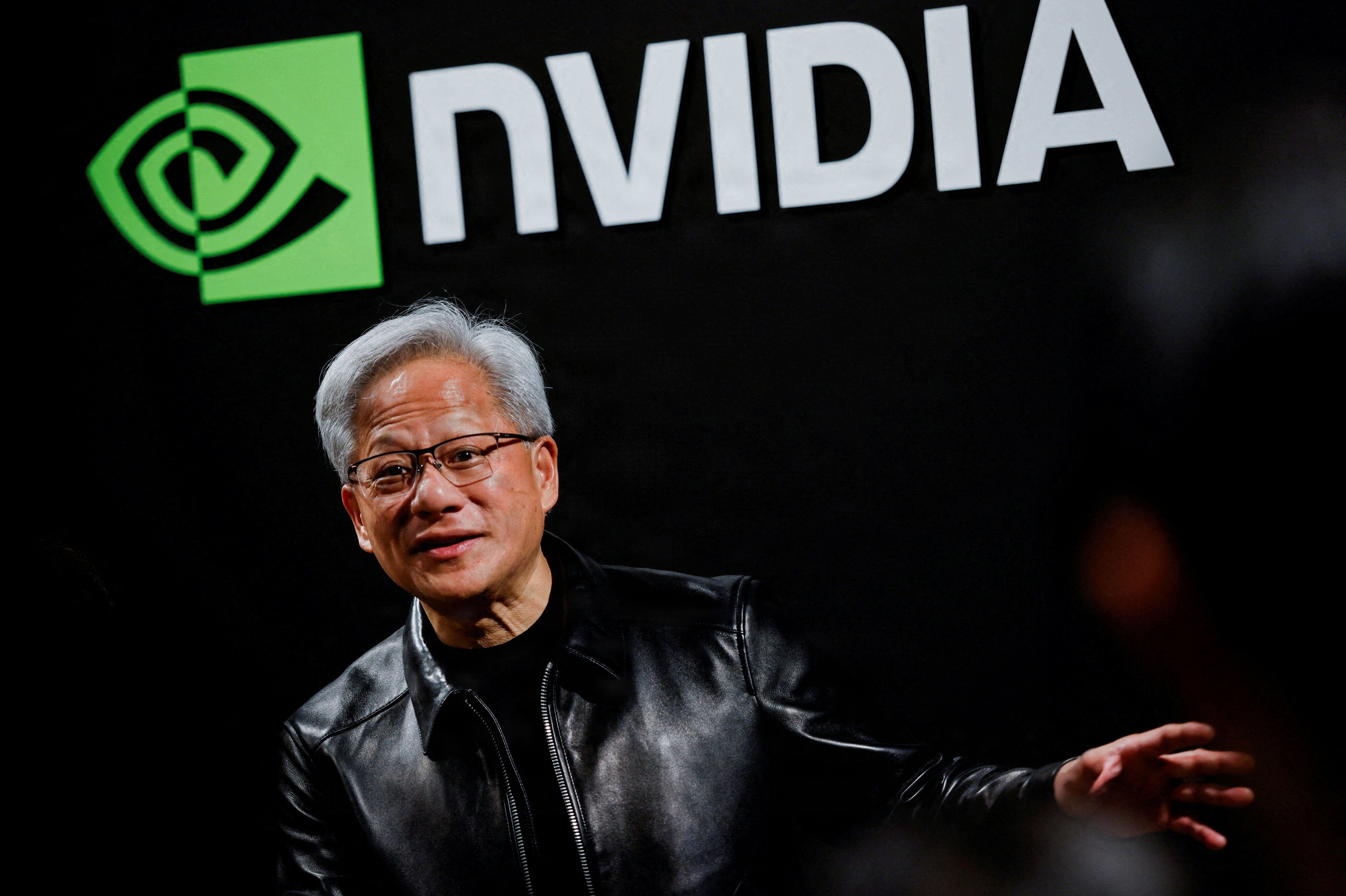 Nvidias topchef, Jensen Huang, siger i forbindelse med regnskabet for andet kvartal, at efterspørgslen inden for kunstig intelligens accelererer. (Arkivfoto).