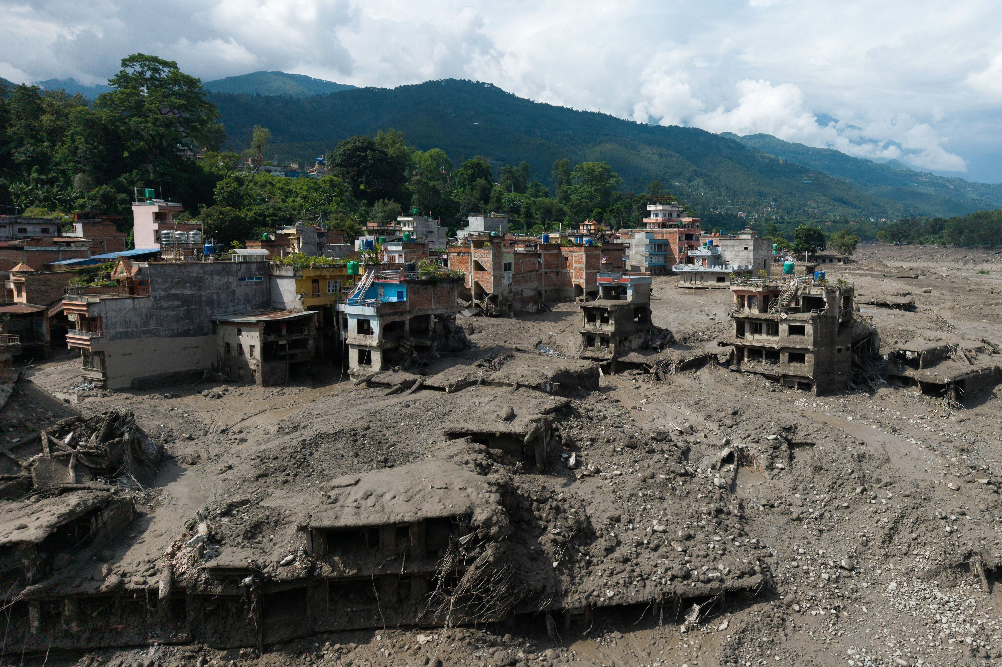 Enorme mængder af mudder og vand væltede med stor kraft ind over landsbyer i Nepal onsdag. Oversvømmelser har efterladt et spor af ødelæggelse.