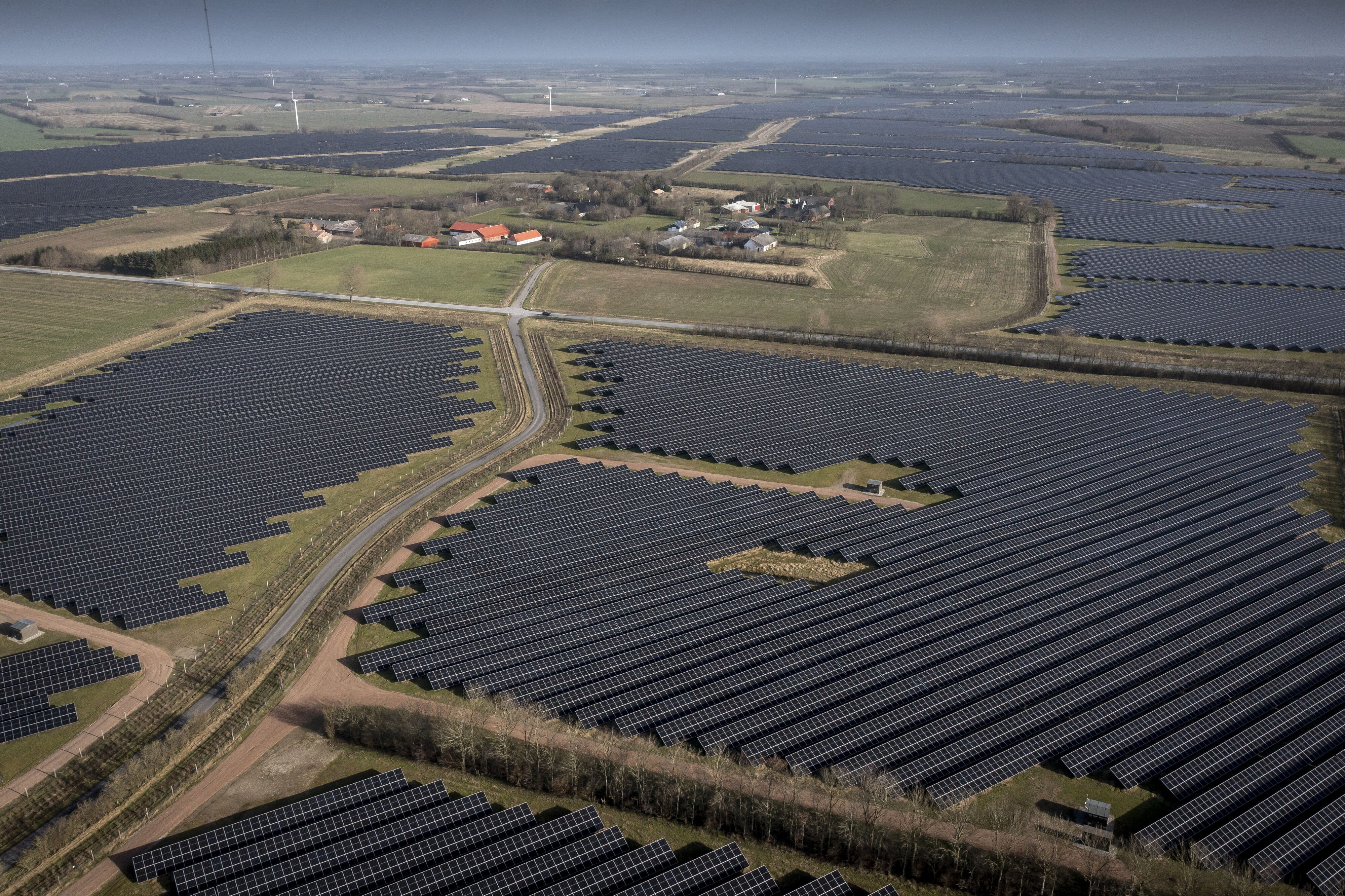 Når solen skinner meget, producerer solcelleanlæg som dette ved Kassø i Sønderjylland masser af strøm. Hvis der produceres mere strøm, end forbrugerne kan aftage, kan det resultere i negative strømpriser. (Arkivfoto).