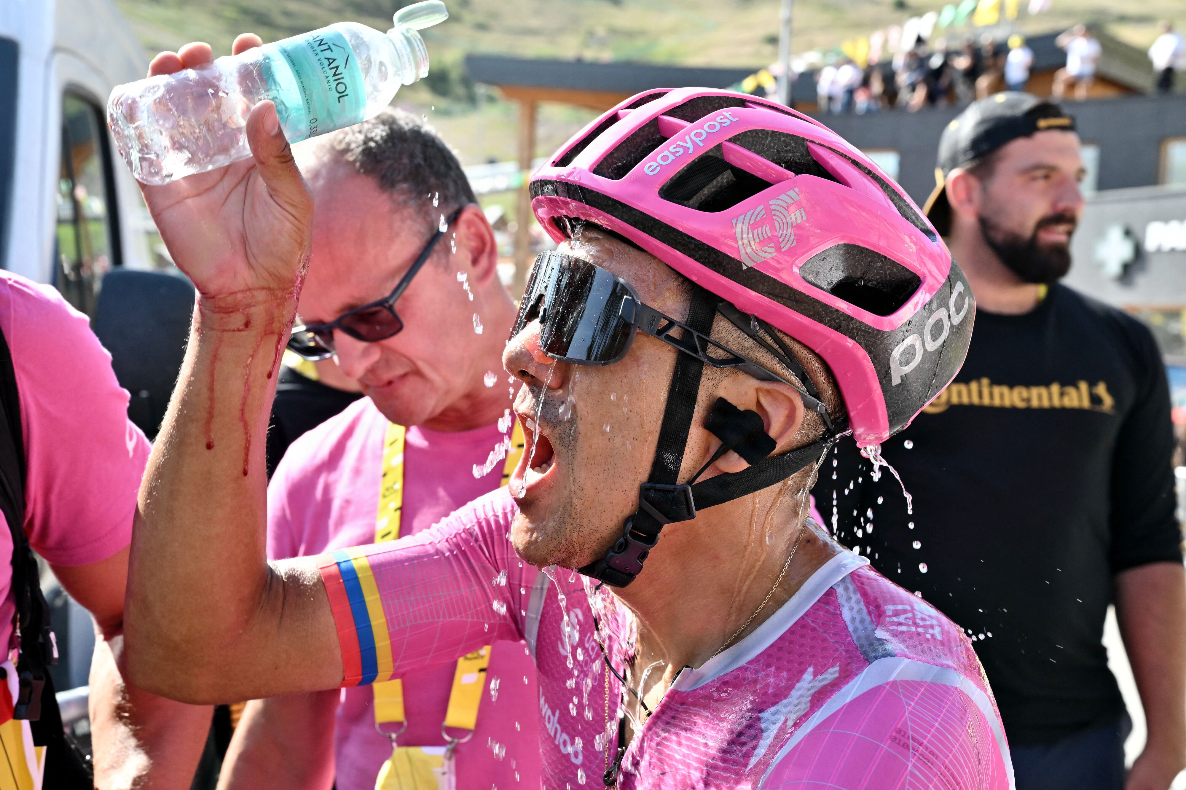 Varmen var et stort tema under sommerens Tour de France. Her er Richard Carapaz i færd med at nedkøle sig selv med vand.