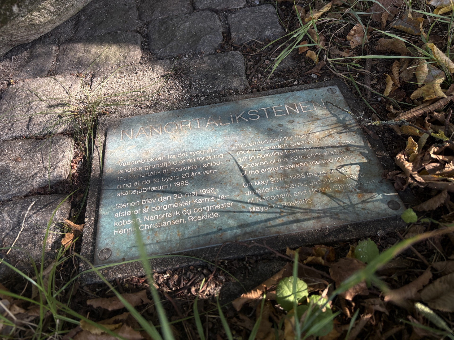 Nanortalikstenen i Folkeparken markerer venskabet med Nanortalik, hvis man da får øje på den. Borgmesteren kender ikke stenen, men er åben for at gøre noget ved den.